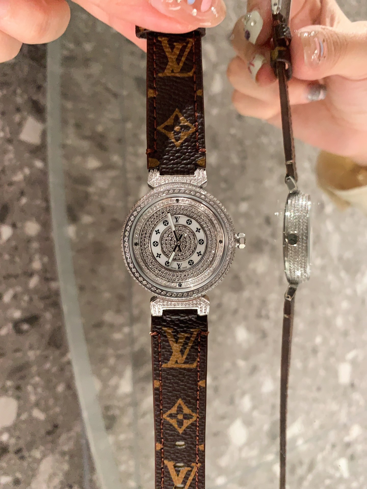 LV 高仿 女款 Monogram 經典皮帶手錶 簡約百搭款| 14 LV 高仿 女款 Monogram 經典皮帶手錶 簡約百搭款