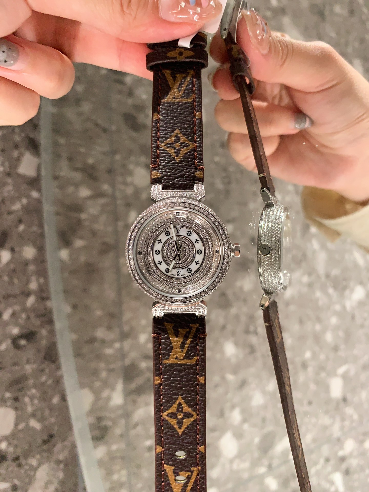 LV 高仿 女款 Monogram 經典皮帶手錶 簡約百搭款| 13 LV 高仿 女款 Monogram 經典皮帶手錶 簡約百搭款