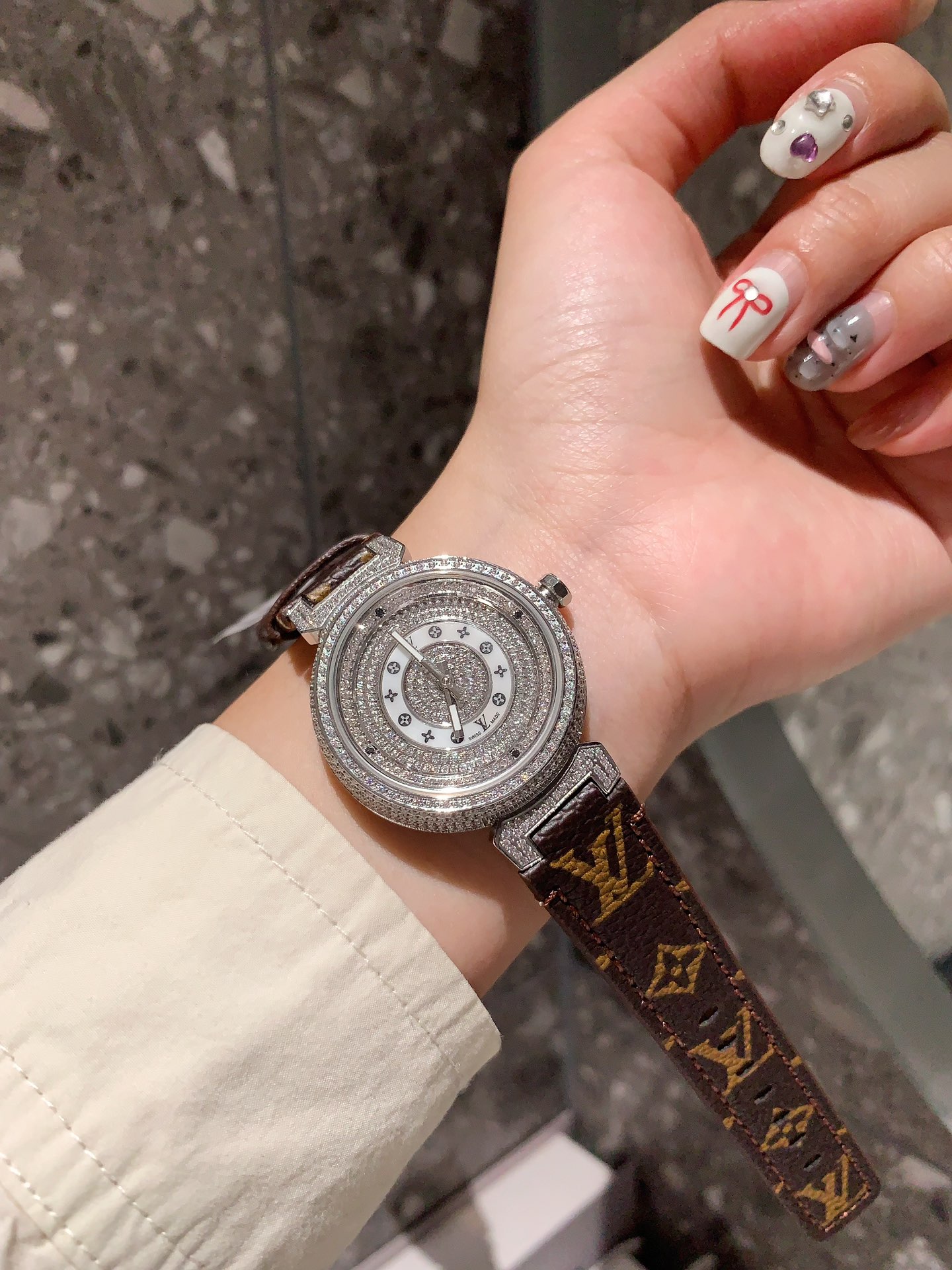 LV 高仿 女款 Monogram 經典皮帶手錶 簡約百搭款| 12 LV 高仿 女款 Monogram 經典皮帶手錶 簡約百搭款