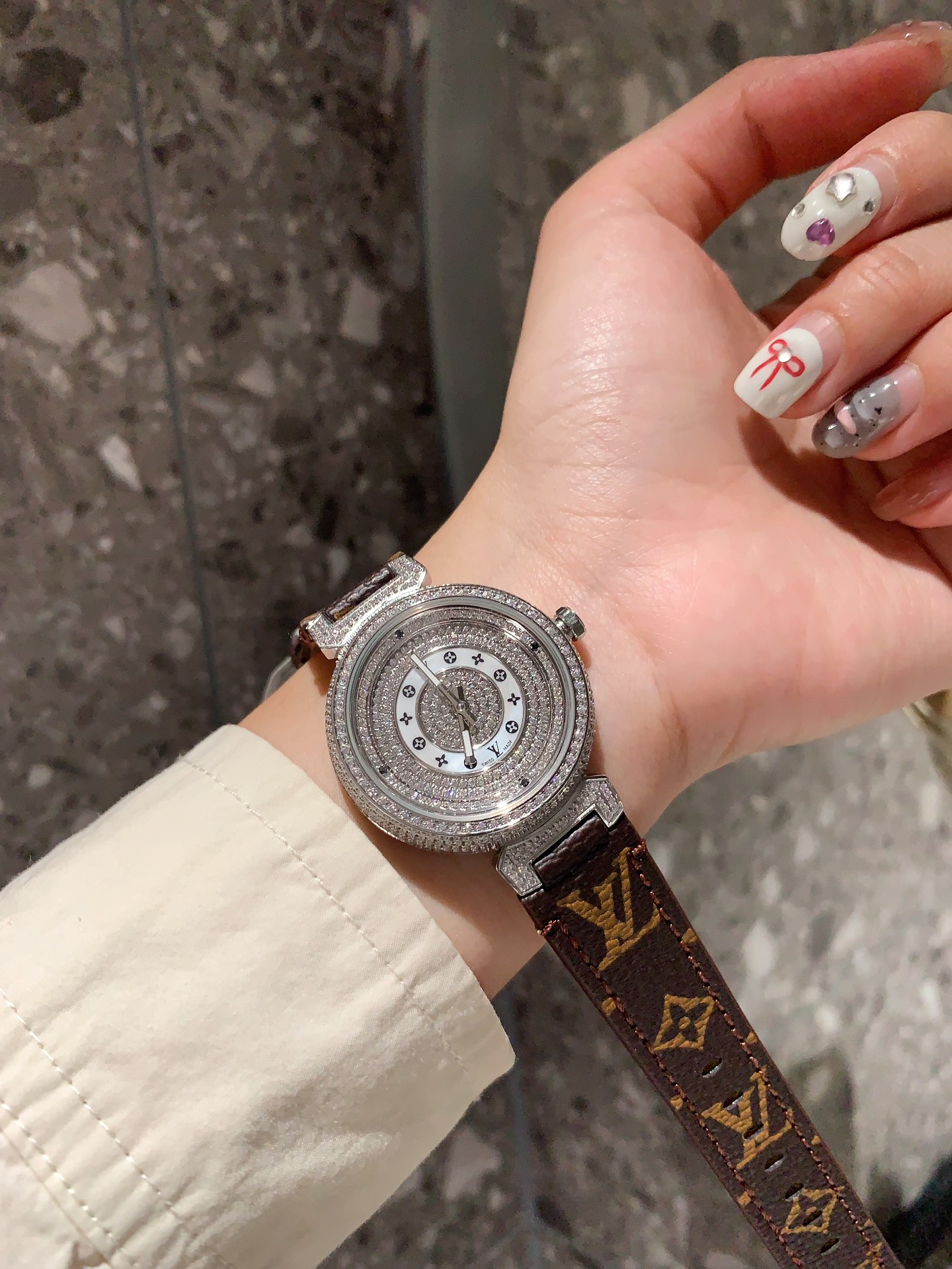 LV 高仿 女款 Monogram 經典皮帶手錶 簡約百搭款| 11 LV 高仿 女款 Monogram 經典皮帶手錶 簡約百搭款