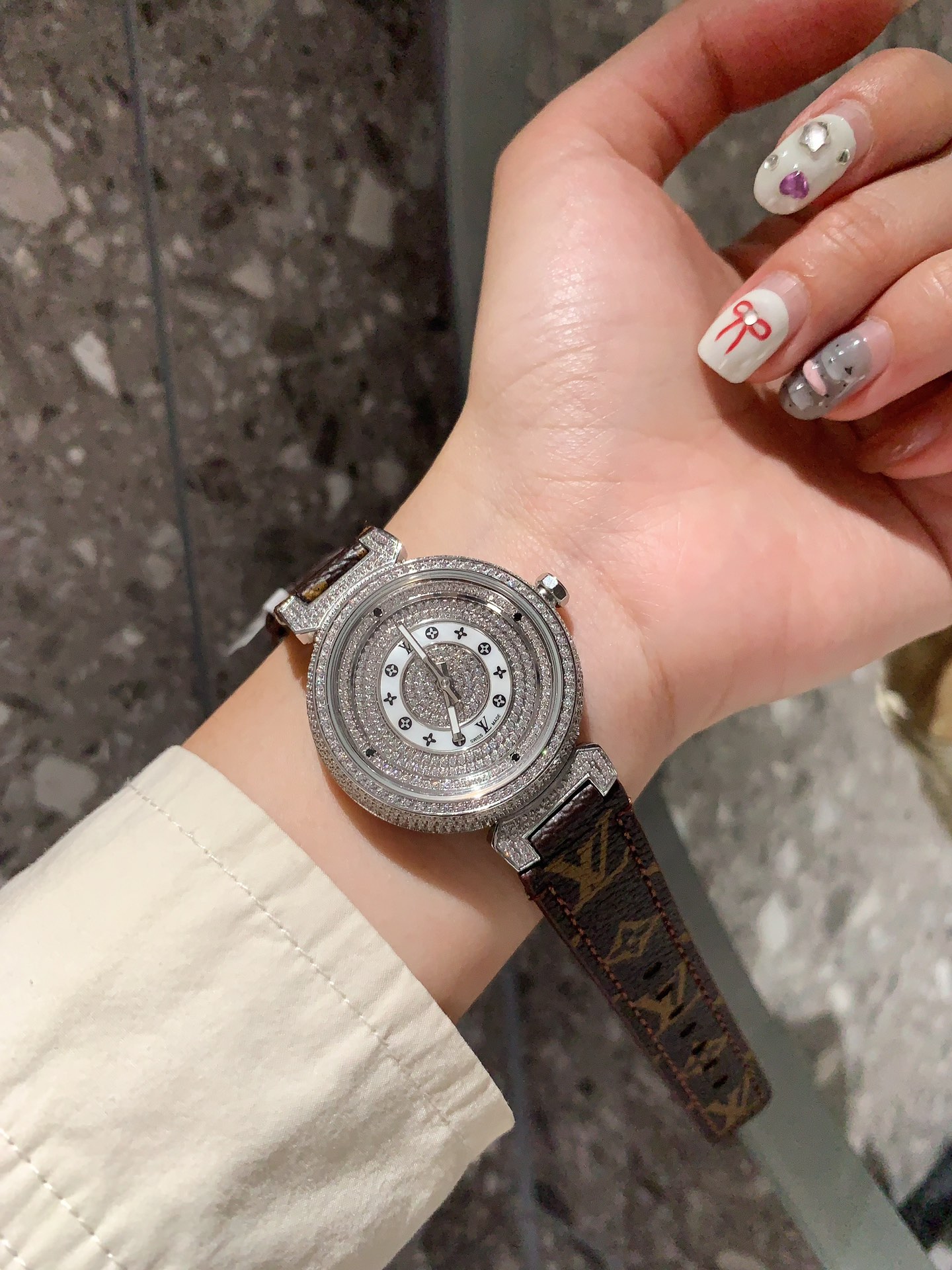 LV 高仿 女款 Monogram 經典皮帶手錶 簡約百搭款| 10 LV 高仿 女款 Monogram 經典皮帶手錶 簡約百搭款