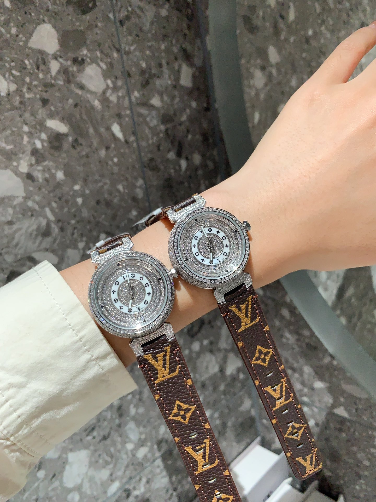 LV 高仿 女款 Monogram 經典皮帶手錶 簡約百搭款| 9 LV 高仿 女款 Monogram 經典皮帶手錶 簡約百搭款