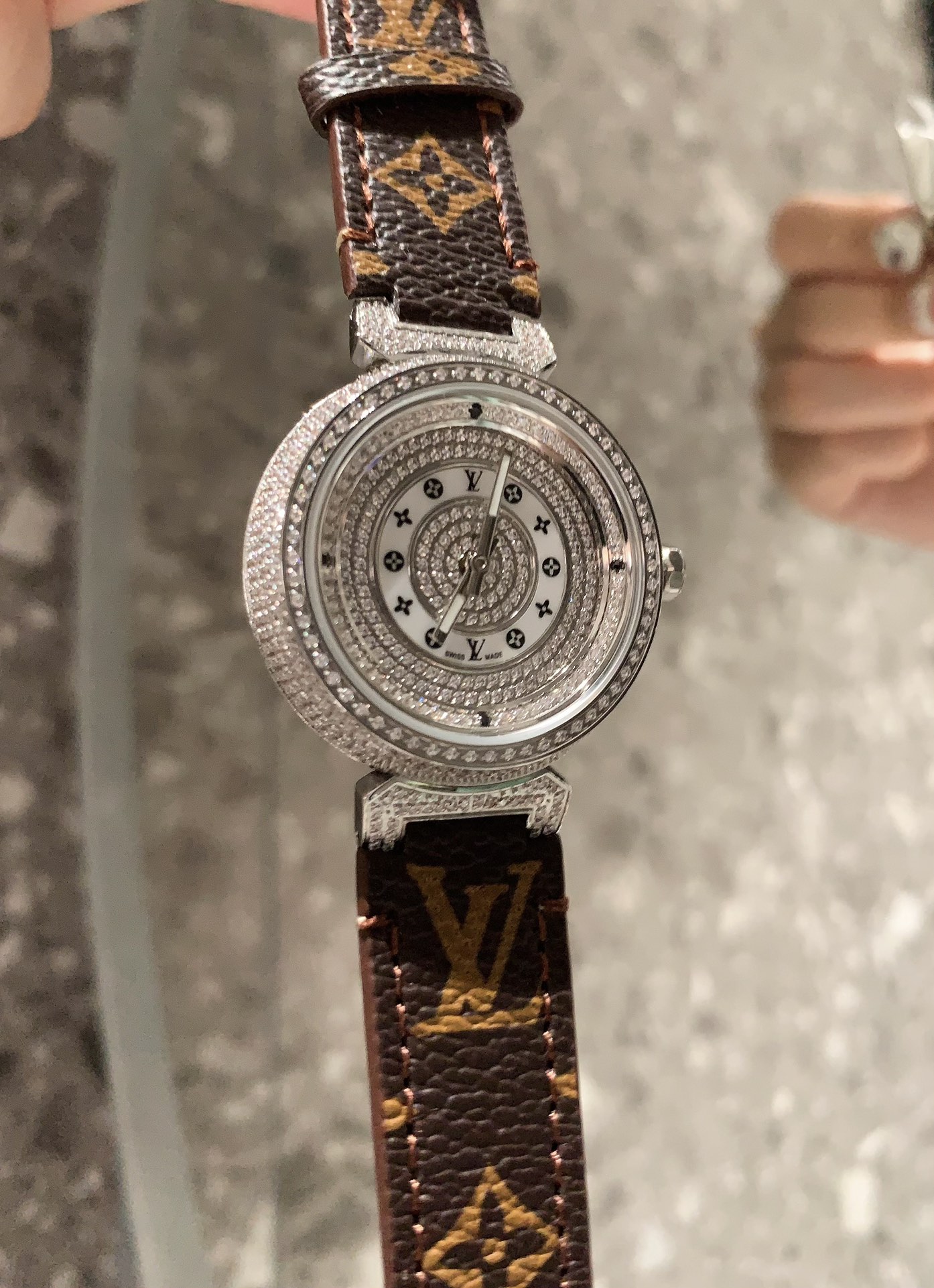 LV 高仿 女款 Monogram 經典皮帶手錶 簡約百搭款| 8 LV 高仿 女款 Monogram 經典皮帶手錶 簡約百搭款
