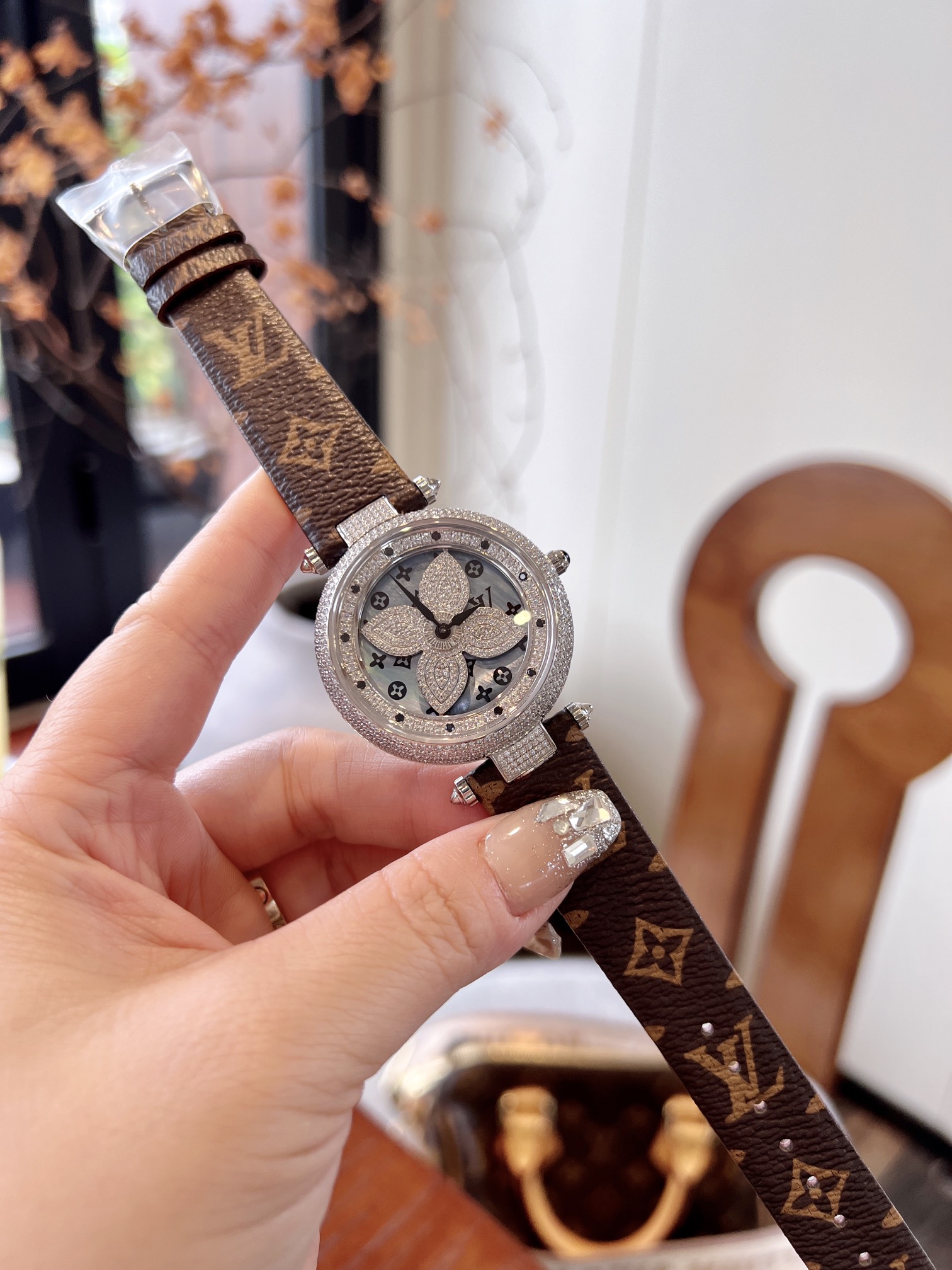 LV 高仿 女款 花卉滿鑽錶盤皮帶手錶 優雅氣質款| 14 LV 高仿 女款 花卉滿鑽錶盤皮帶手錶 優雅氣質款