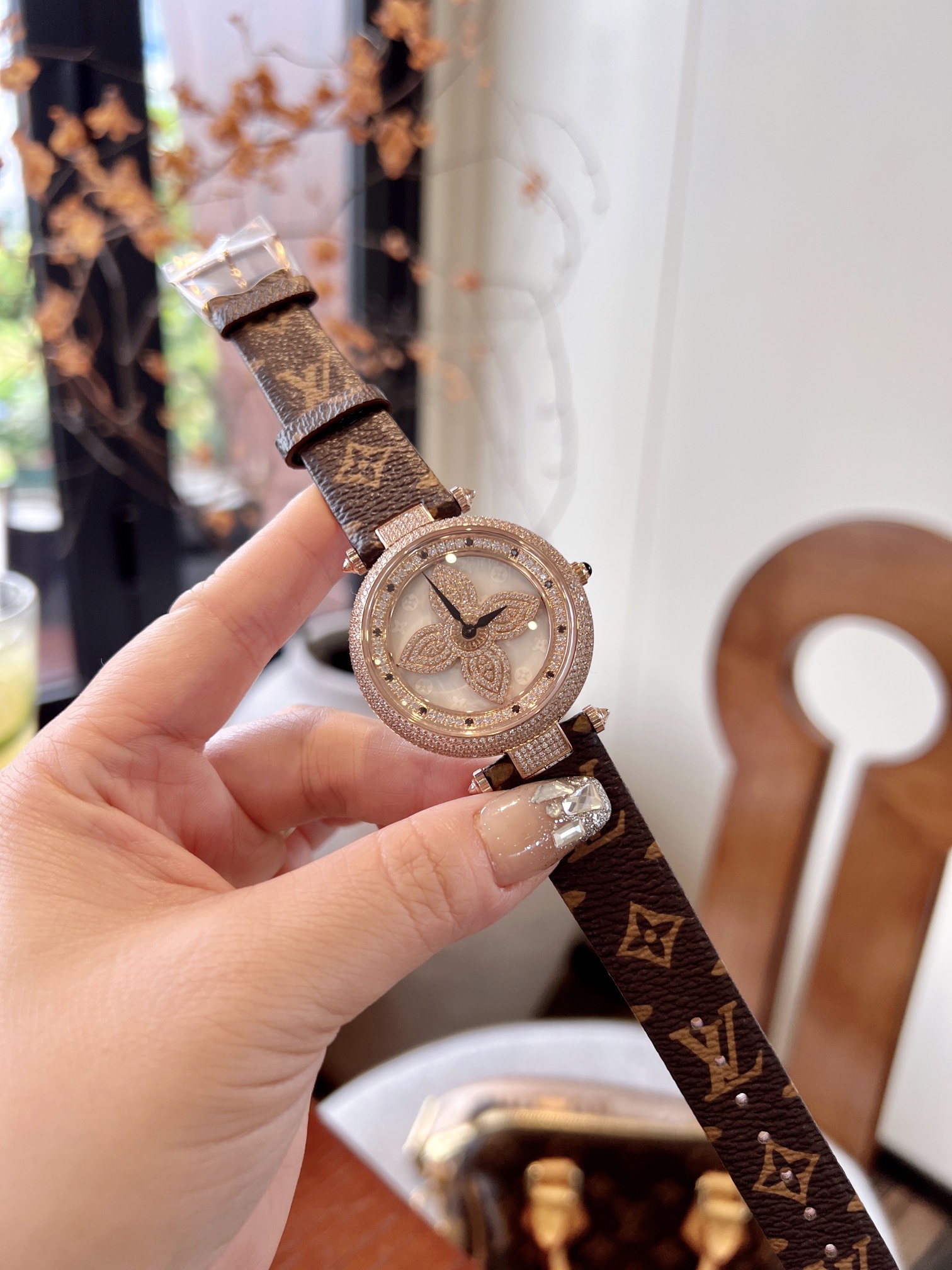 LV 高仿 女款 花卉滿鑽錶盤皮帶手錶 優雅氣質款| 13 LV 高仿 女款 花卉滿鑽錶盤皮帶手錶 優雅氣質款