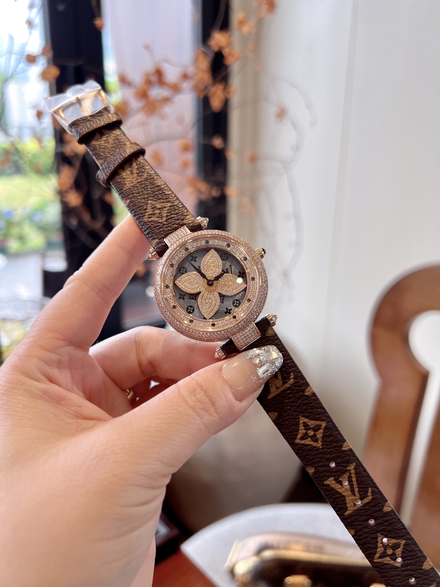 LV 高仿 女款 花卉滿鑽錶盤皮帶手錶 優雅氣質款| 12 LV 高仿 女款 花卉滿鑽錶盤皮帶手錶 優雅氣質款