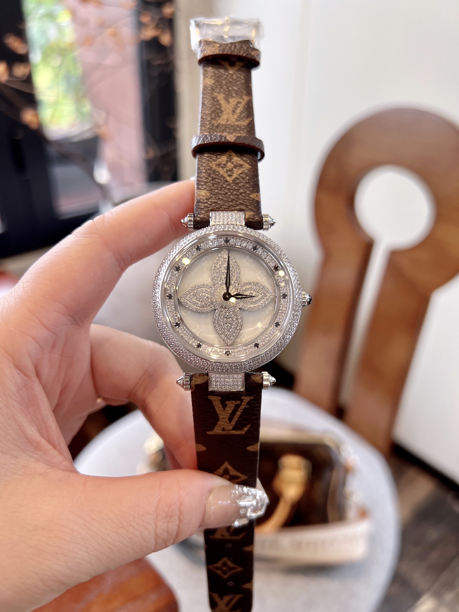 LV 高仿 女款 花卉滿鑽錶盤皮帶手錶 優雅氣質款| 11 LV 高仿 女款 花卉滿鑽錶盤皮帶手錶 優雅氣質款