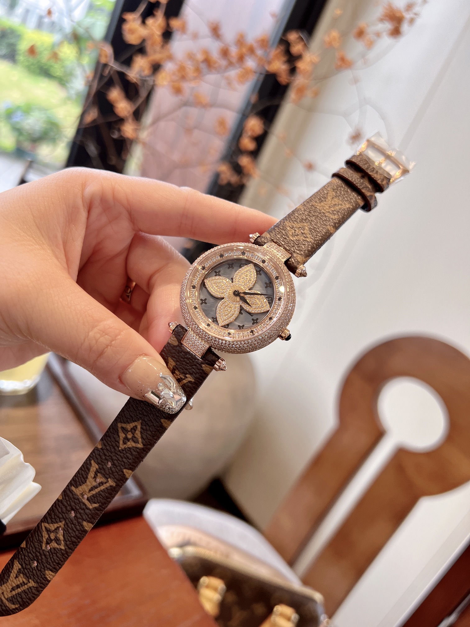 LV 高仿 女款 花卉滿鑽錶盤皮帶手錶 優雅氣質款| 10 LV 高仿 女款 花卉滿鑽錶盤皮帶手錶 優雅氣質款