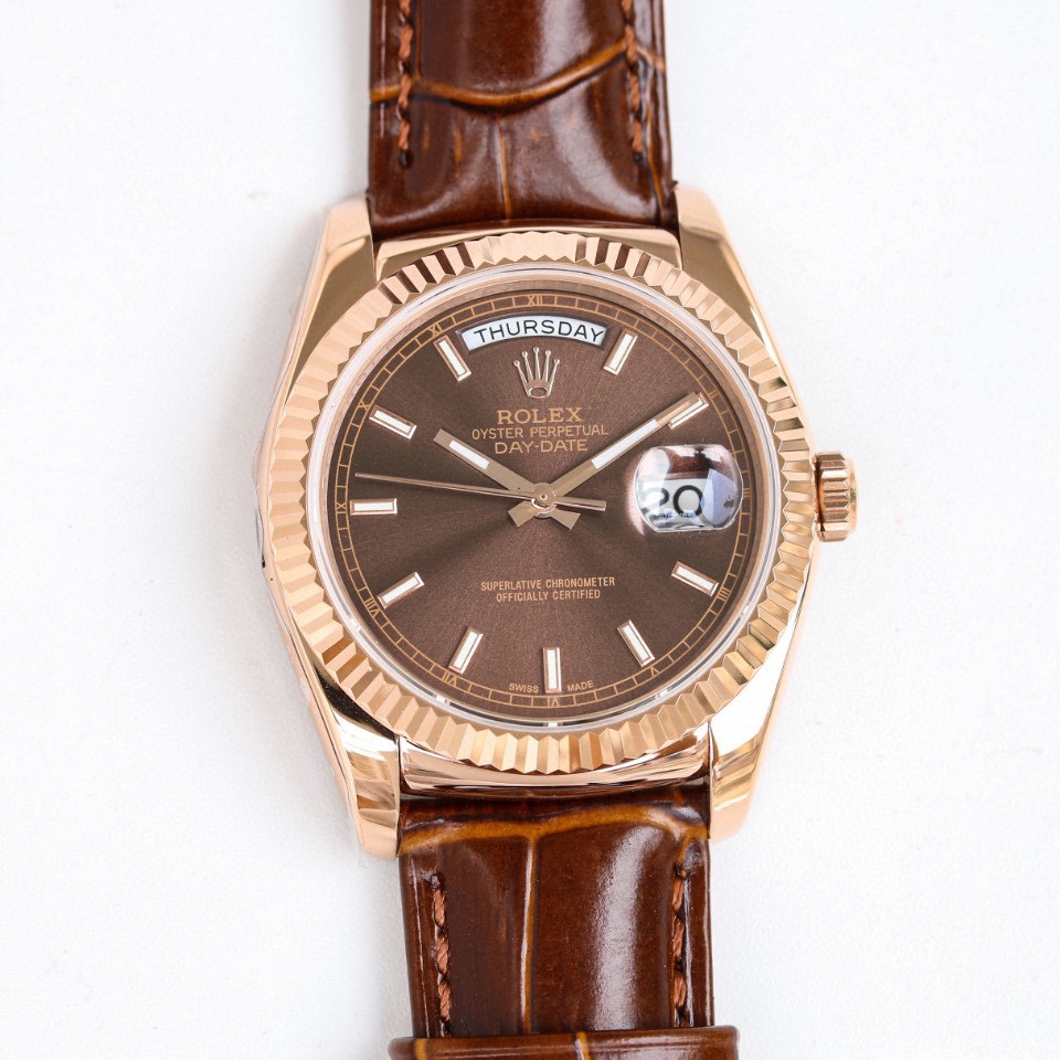 高仿 Rolex 總統表玫瑰金黑盤皮帶星期日历男士高仿腕錶