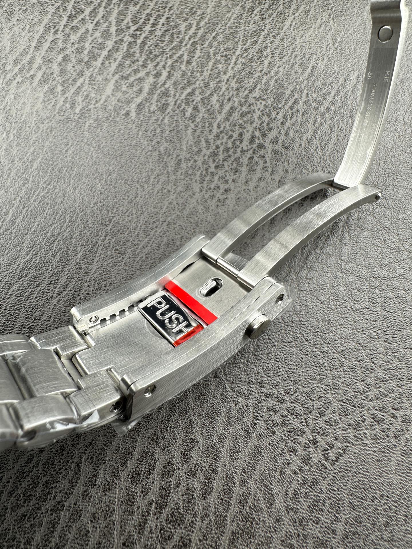 高仿 Rolex 總統表鑽圈黑盤金帶星期日历高仿高端腕錶| 8 高仿 Rolex 總統表鑽圈黑盤金帶星期日历高仿高端腕錶