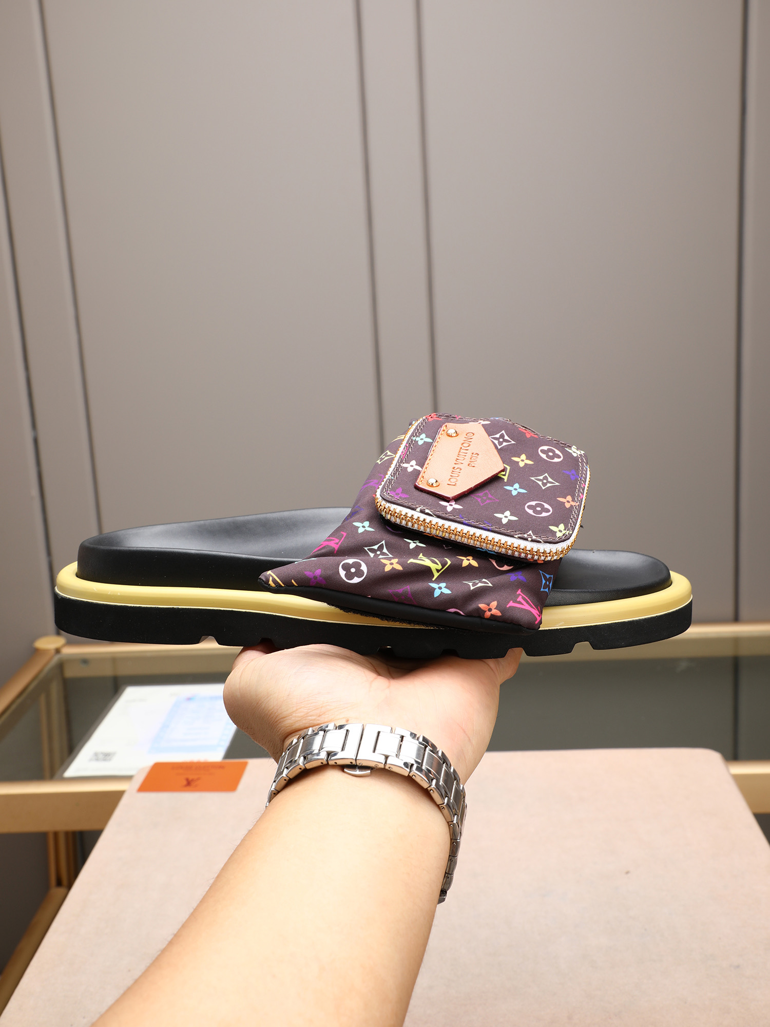 LV A貨 男款 Monogram彩印口袋拖鞋 黑色拼彩設計 潮流街頭風| 6 LV A貨 男款 Monogram彩印口袋拖鞋 黑色拼彩設計 潮流街頭風