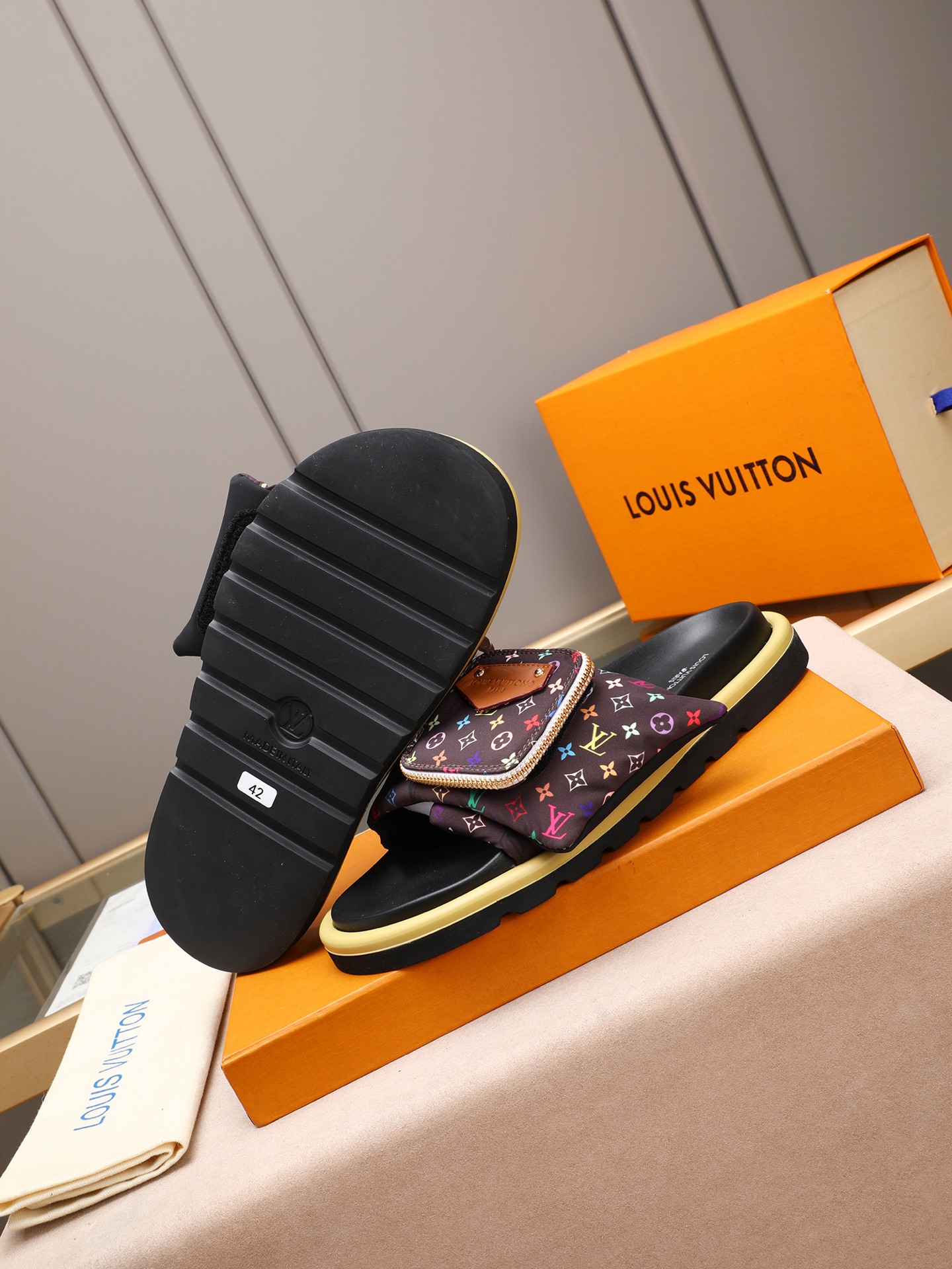 LV A貨 男款 Monogram彩印口袋拖鞋 黑色拼彩設計 潮流街頭風| 13 LV A貨 男款 Monogram彩印口袋拖鞋 黑色拼彩設計 潮流街頭風