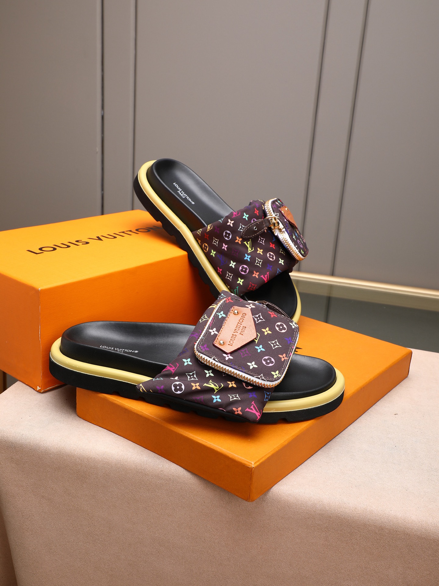 LV A貨 男款 Monogram彩印口袋拖鞋 黑色拼彩設計 潮流街頭風| 12 LV A貨 男款 Monogram彩印口袋拖鞋 黑色拼彩設計 潮流街頭風