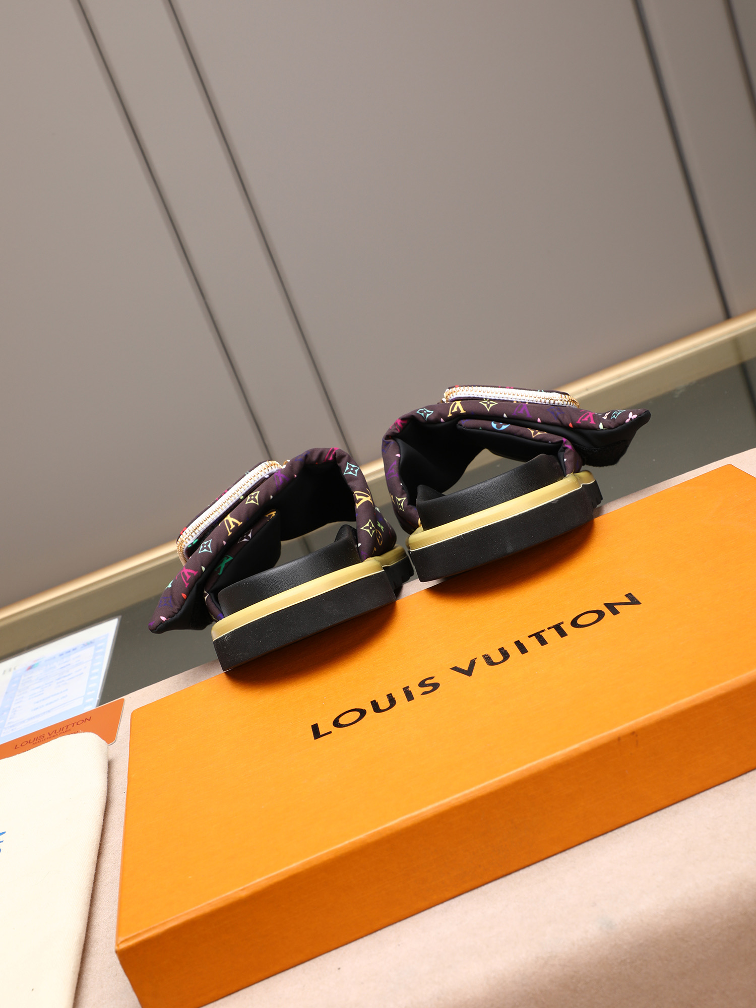 LV A貨 男款 Monogram彩印口袋拖鞋 黑色拼彩設計 潮流街頭風| 11 LV A貨 男款 Monogram彩印口袋拖鞋 黑色拼彩設計 潮流街頭風