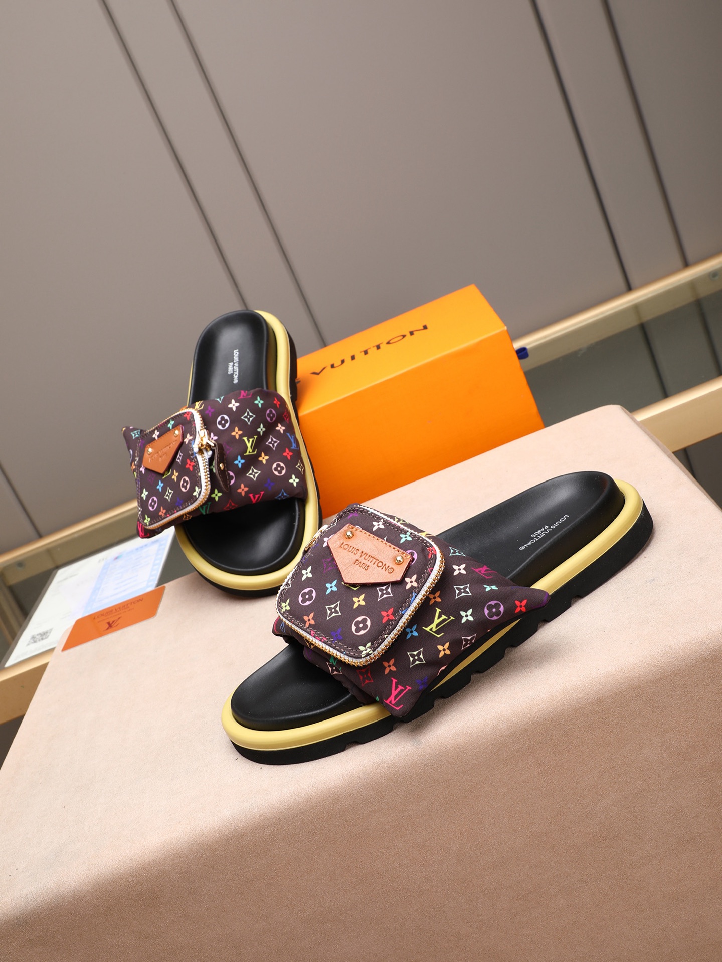 LV A貨 男款 Monogram彩印口袋拖鞋 黑色拼彩設計 潮流街頭風| 9 LV A貨 男款 Monogram彩印口袋拖鞋 黑色拼彩設計 潮流街頭風