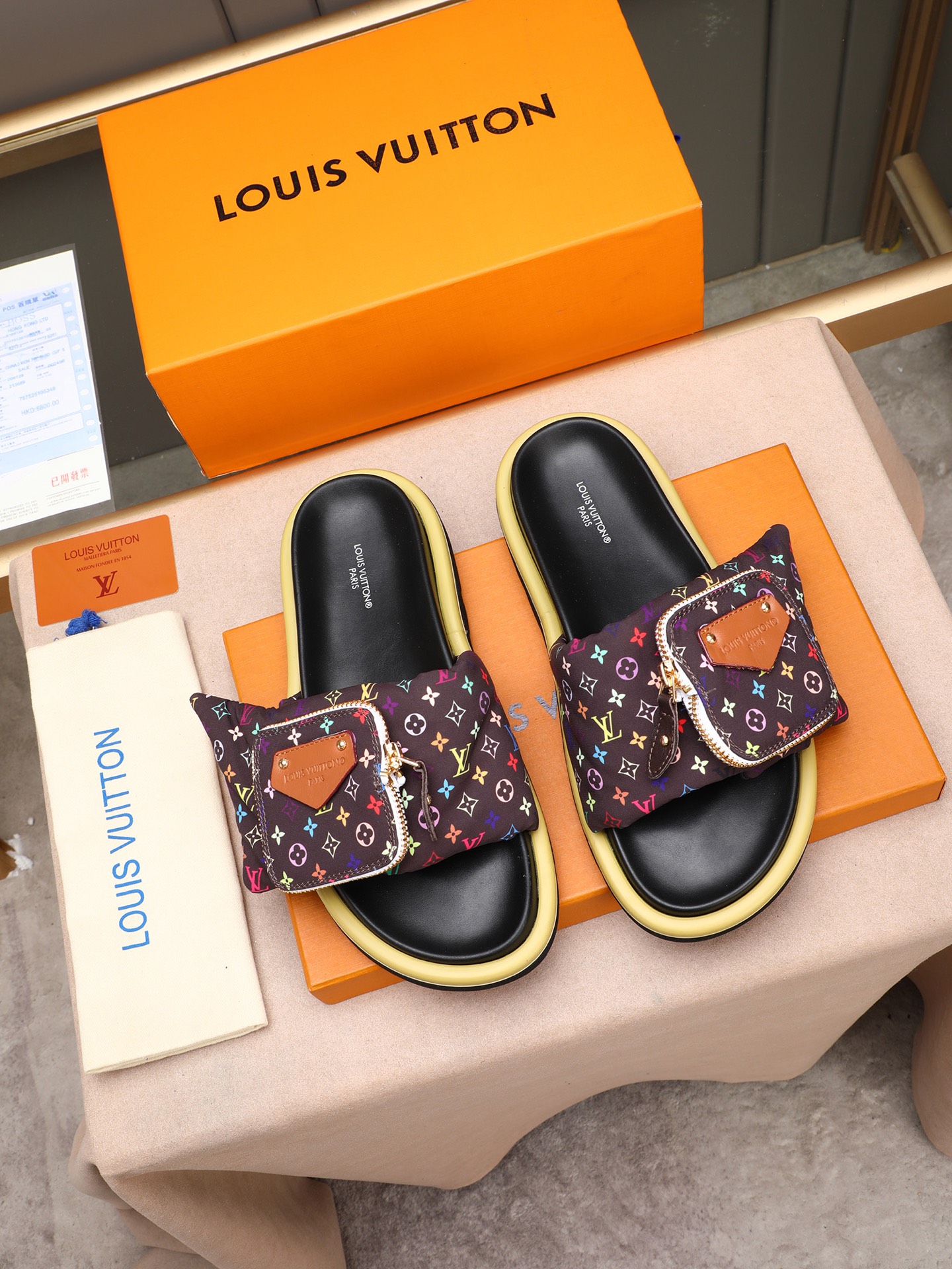 LV A貨 男款 Monogram彩印口袋拖鞋 黑色拼彩設計 潮流街頭風| 7 LV A貨 男款 Monogram彩印口袋拖鞋 黑色拼彩設計 潮流街頭風