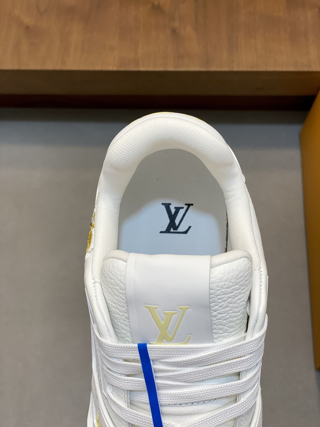 LV高仿白色简约运动鞋低帮舒适百搭休闲男鞋| 9 LV高仿白色简约运动鞋低帮舒适百搭休闲男鞋
