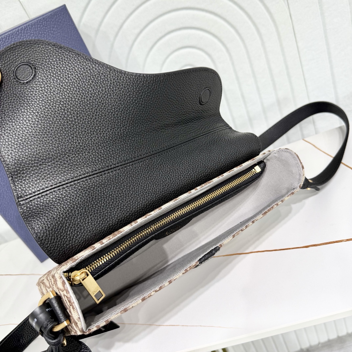 Dior 高仿 Saddle 馬鞍包 經典Oblique老花拼接黑色皮革斜背包| 8 Dior 高仿 Saddle 馬鞍包 經典Oblique老花拼接黑色皮革斜背包