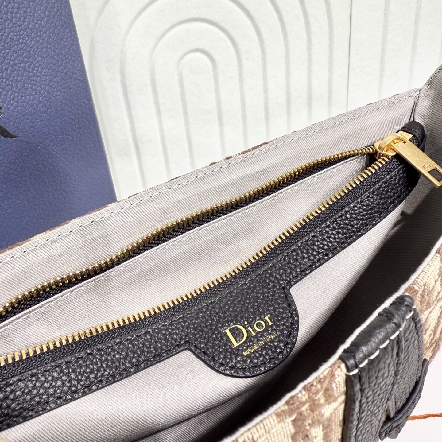 Dior 高仿 Saddle 馬鞍包 經典Oblique老花拼接黑色皮革斜背包| 7 Dior 高仿 Saddle 馬鞍包 經典Oblique老花拼接黑色皮革斜背包