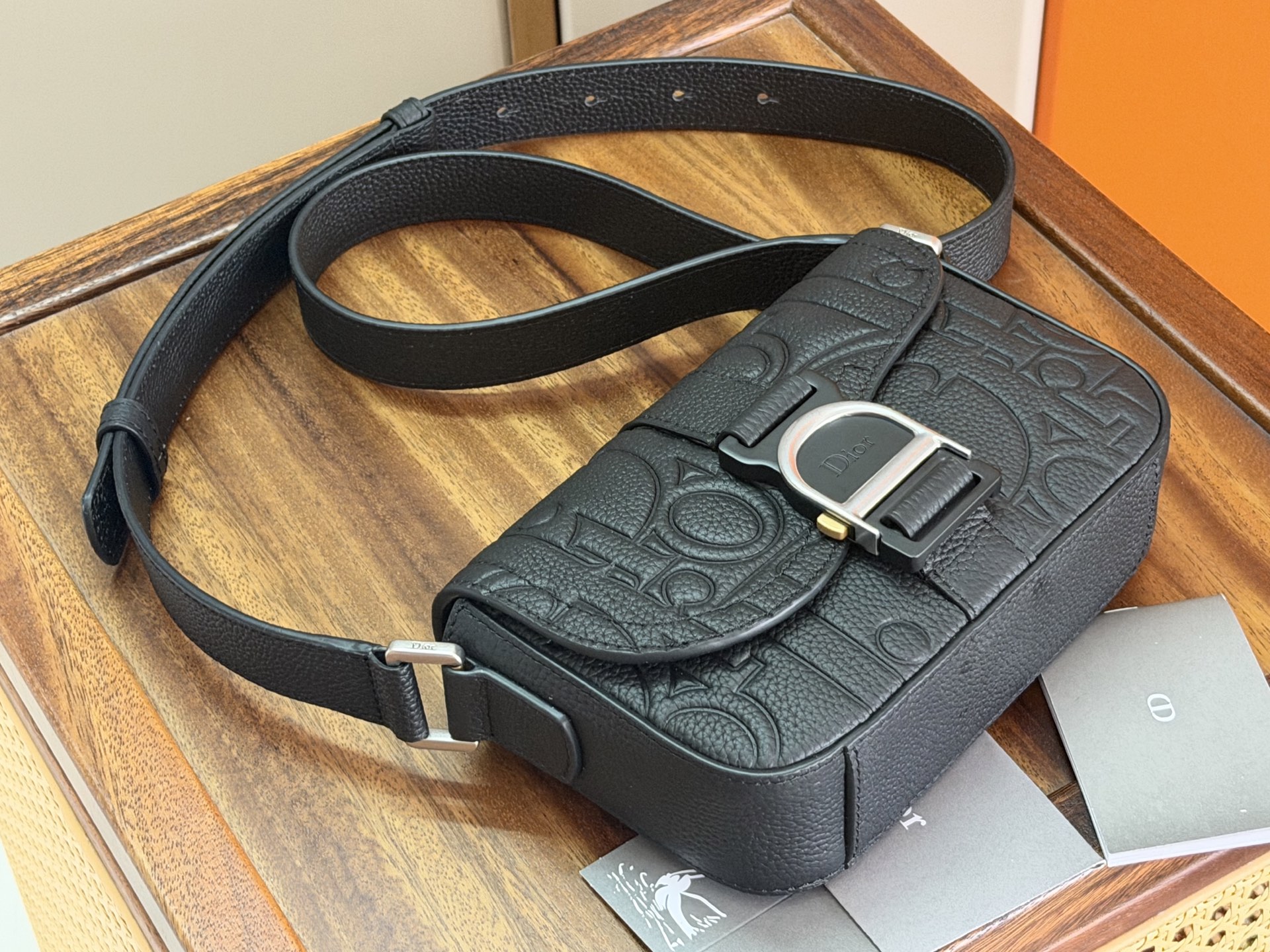 Dior 原單 Saddle 馬鞍包 黑色壓紋LOGO牛皮斜背包| 12 Dior 原單 Saddle 馬鞍包 黑色壓紋LOGO牛皮斜背包