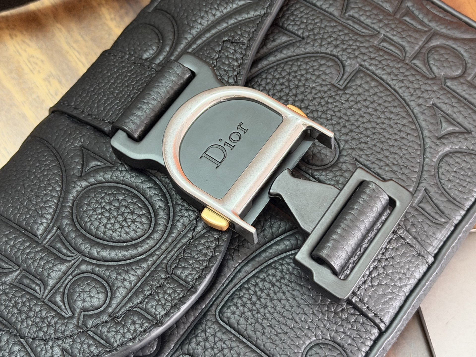 Dior 原單 Saddle 馬鞍包 黑色壓紋LOGO牛皮斜背包| 10 Dior 原單 Saddle 馬鞍包 黑色壓紋LOGO牛皮斜背包