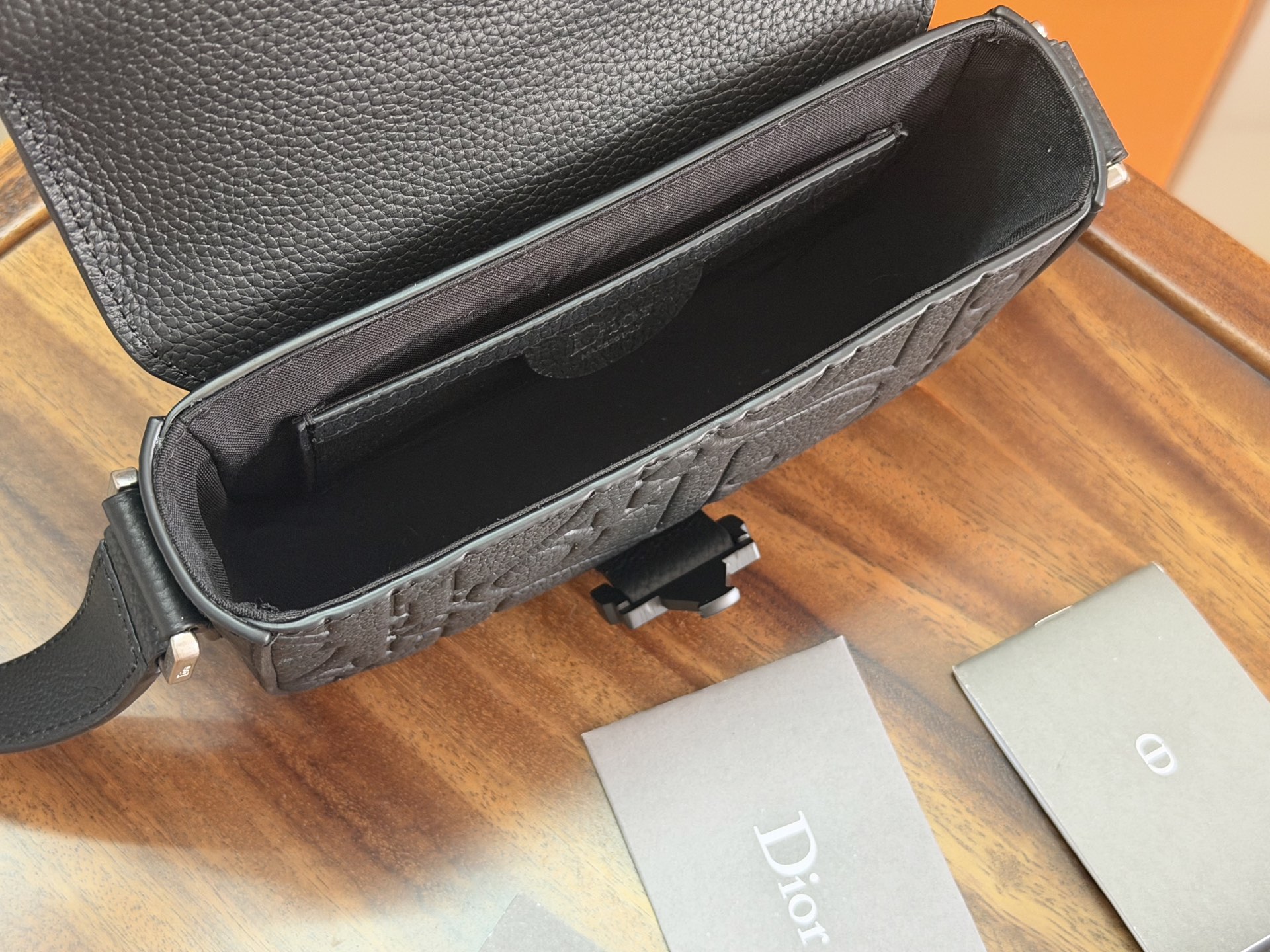 Dior 原單 Saddle 馬鞍包 黑色壓紋LOGO牛皮斜背包| 8 Dior 原單 Saddle 馬鞍包 黑色壓紋LOGO牛皮斜背包