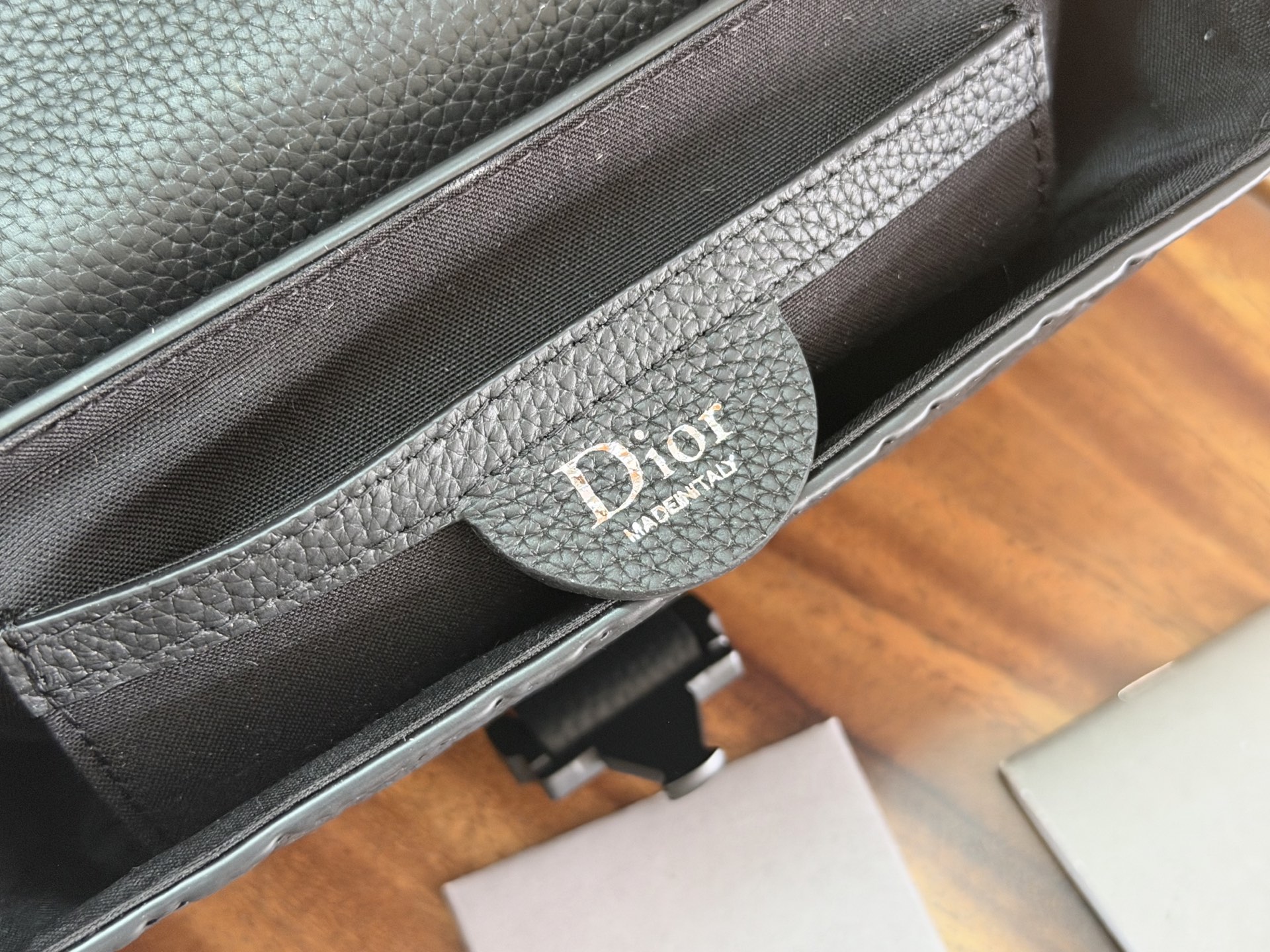 Dior 原單 Saddle 馬鞍包 黑色壓紋LOGO牛皮斜背包| 7 Dior 原單 Saddle 馬鞍包 黑色壓紋LOGO牛皮斜背包