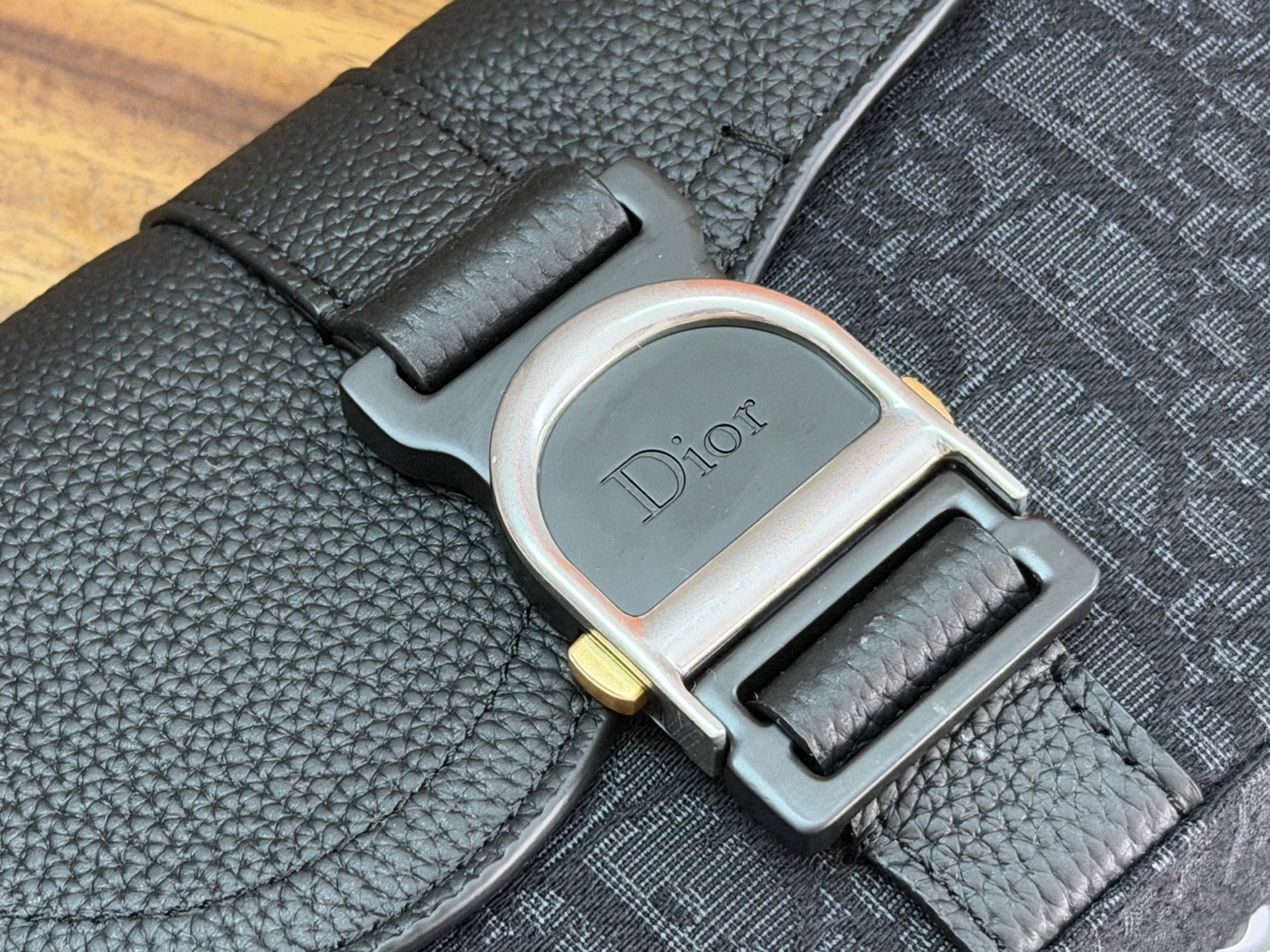 Dior 一比一 Saddle 馬鞍包 經典扣環設計黑色斜背包男款| 11 Dior 一比一 Saddle 馬鞍包 經典扣環設計黑色斜背包男款