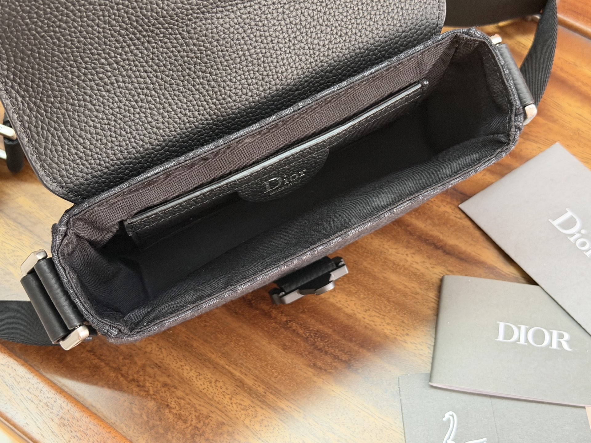 Dior 一比一 Saddle 馬鞍包 經典扣環設計黑色斜背包男款| 8 Dior 一比一 Saddle 馬鞍包 經典扣環設計黑色斜背包男款