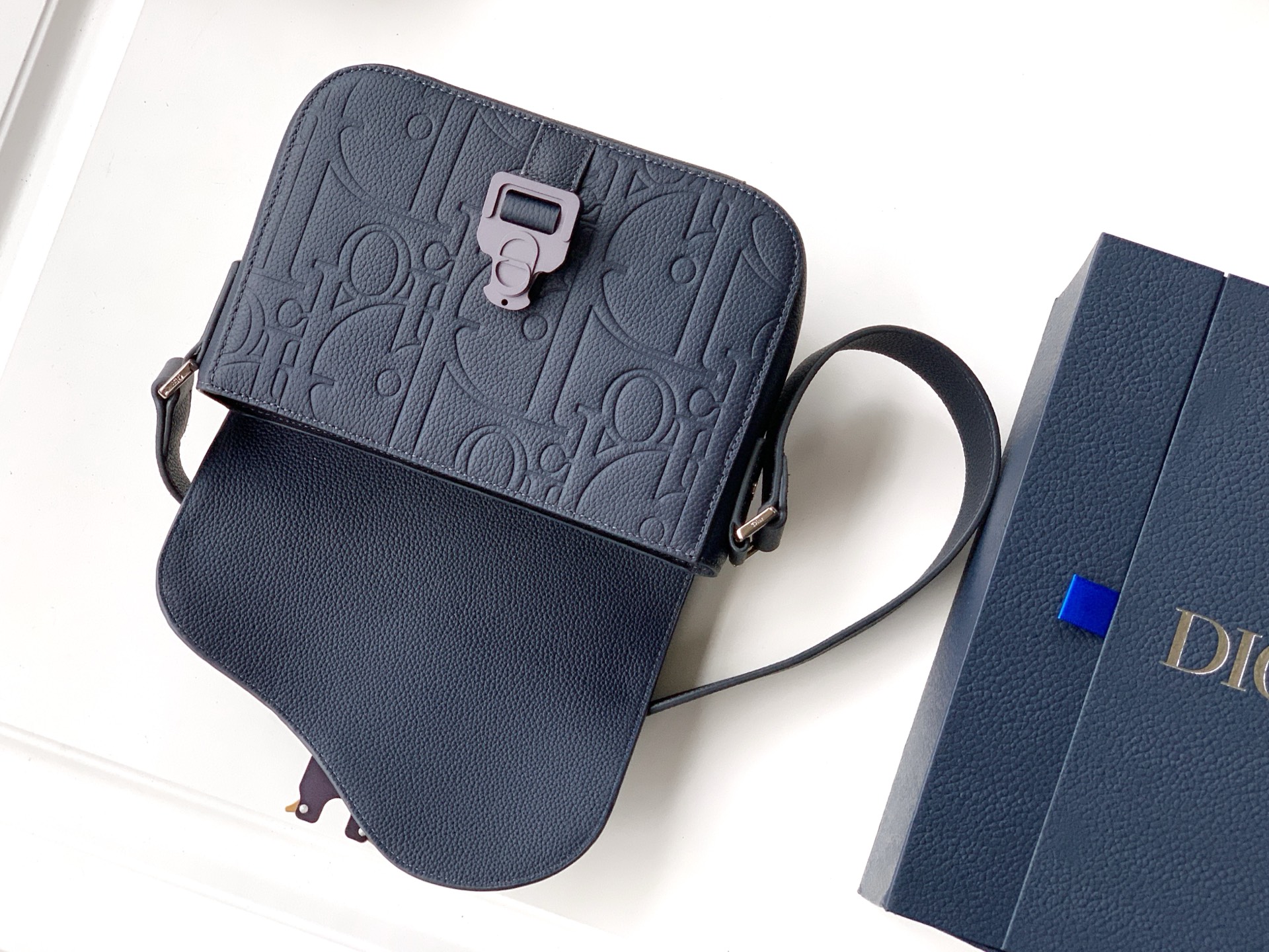 Dior 一比一 Saddle 馬鞍包 經典壓紋LOGO皮革扣環斜背包| 11 Dior 一比一 Saddle 馬鞍包 經典壓紋LOGO皮革扣環斜背包