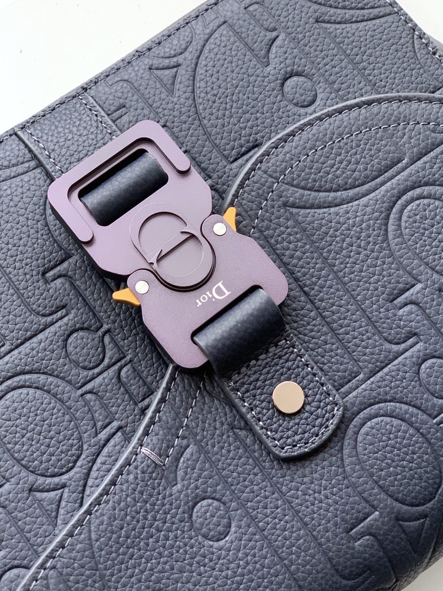 Dior 一比一 Saddle 馬鞍包 經典壓紋LOGO皮革扣環斜背包| 10 Dior 一比一 Saddle 馬鞍包 經典壓紋LOGO皮革扣環斜背包