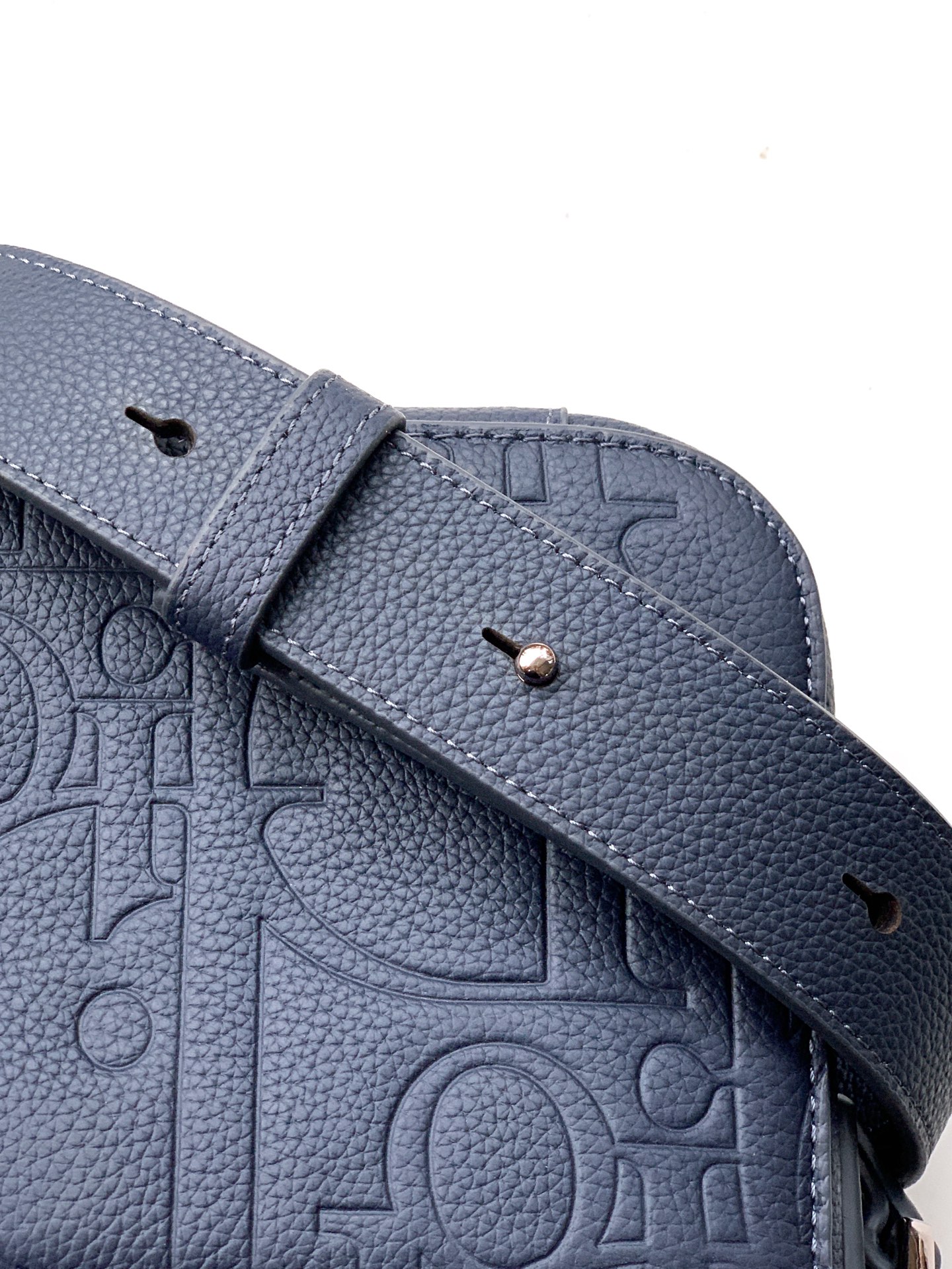 Dior 一比一 Saddle 馬鞍包 經典壓紋LOGO皮革扣環斜背包| 9 Dior 一比一 Saddle 馬鞍包 經典壓紋LOGO皮革扣環斜背包