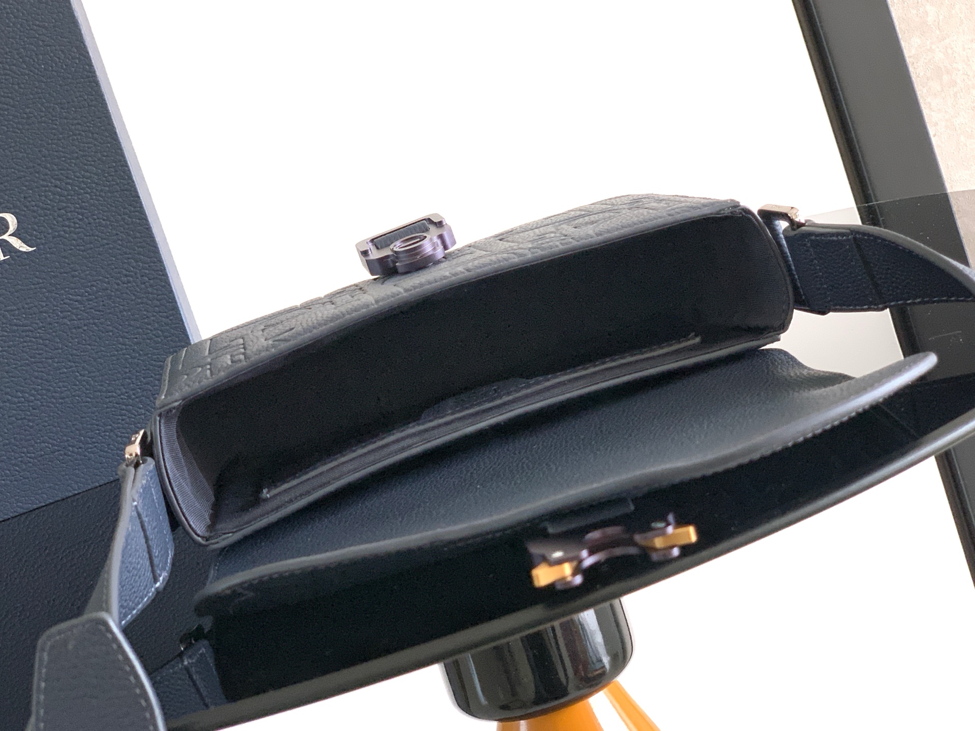 Dior 一比一 Saddle 馬鞍包 經典壓紋LOGO皮革扣環斜背包| 8 Dior 一比一 Saddle 馬鞍包 經典壓紋LOGO皮革扣環斜背包