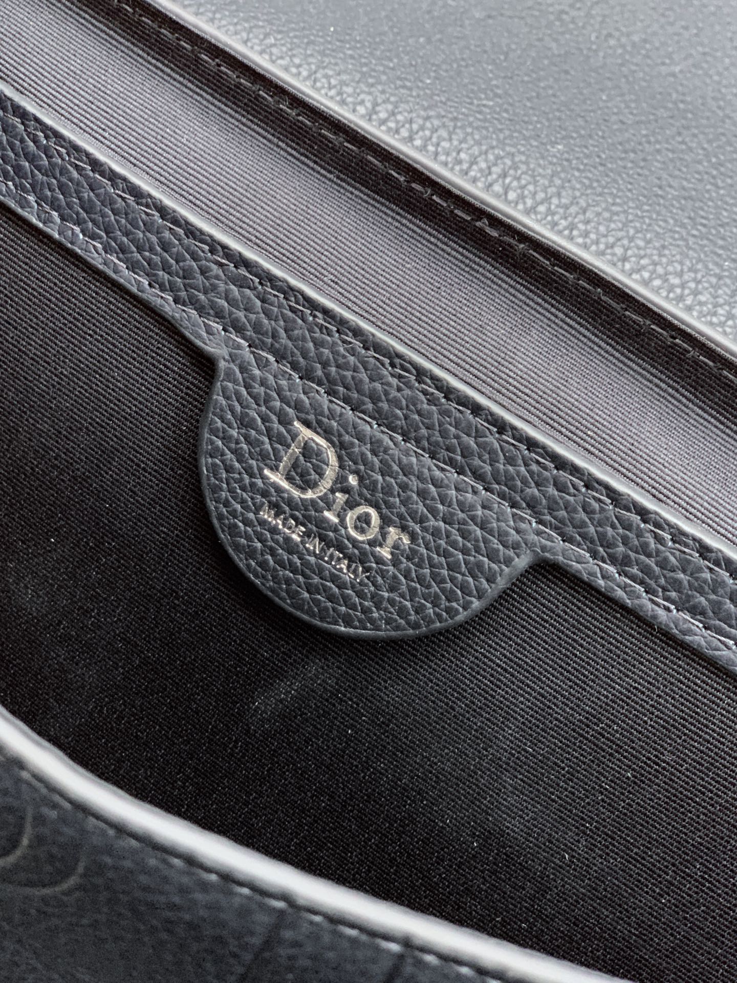 Dior 一比一 Saddle 馬鞍包 經典壓紋LOGO皮革扣環斜背包| 7 Dior 一比一 Saddle 馬鞍包 經典壓紋LOGO皮革扣環斜背包