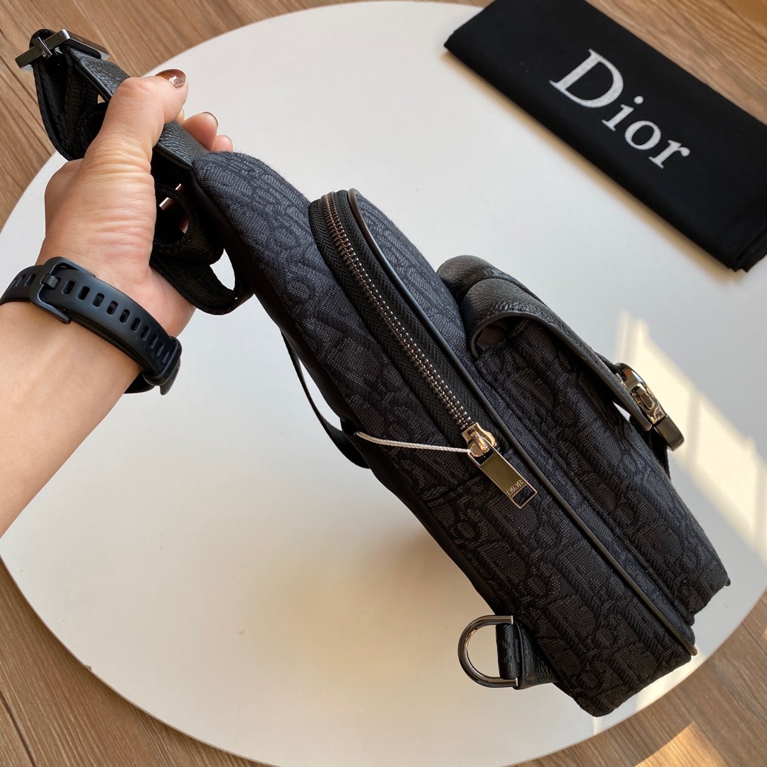 一比一Dior胸包 黑色皮革男士單肩斜背包簡約百搭款| 11 一比一Dior胸包 黑色皮革男士單肩斜背包簡約百搭款