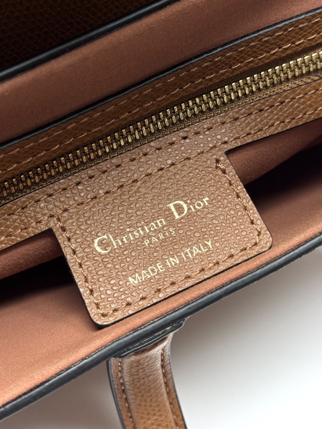 Dior 高仿馬鞍包 經典焦糖棕粒面皮革單肩斜背包氣質款| 8 Dior 高仿馬鞍包 經典焦糖棕粒面皮革單肩斜背包氣質款