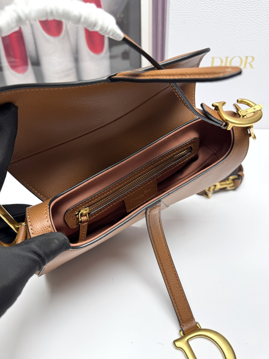 Dior 高仿馬鞍包 經典焦糖棕粒面皮革單肩斜背包氣質款| 7 Dior 高仿馬鞍包 經典焦糖棕粒面皮革單肩斜背包氣質款