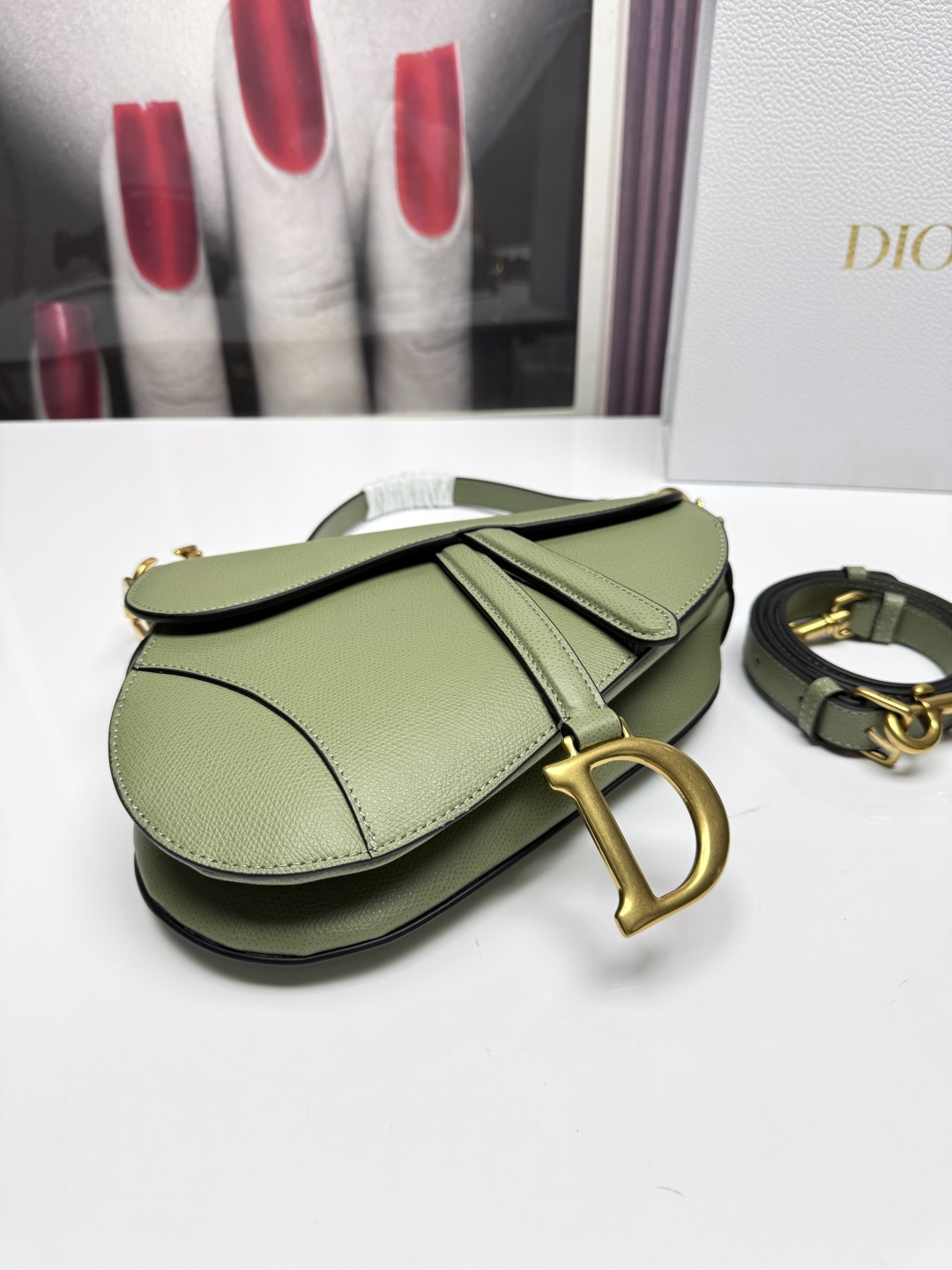 Dior 復刻馬鞍包 薄荷綠清新單肩包時尚斜背設計| 10 Dior 復刻馬鞍包 薄荷綠清新單肩包時尚斜背設計
