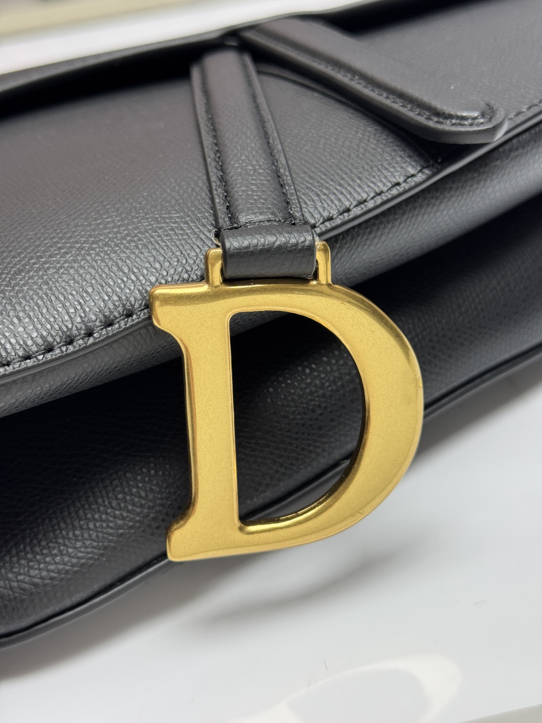 Dior 高仿馬鞍包 經典黑色粒面皮革單肩包百搭斜背設計款| 11 Dior 高仿馬鞍包 經典黑色粒面皮革單肩包百搭斜背設計款