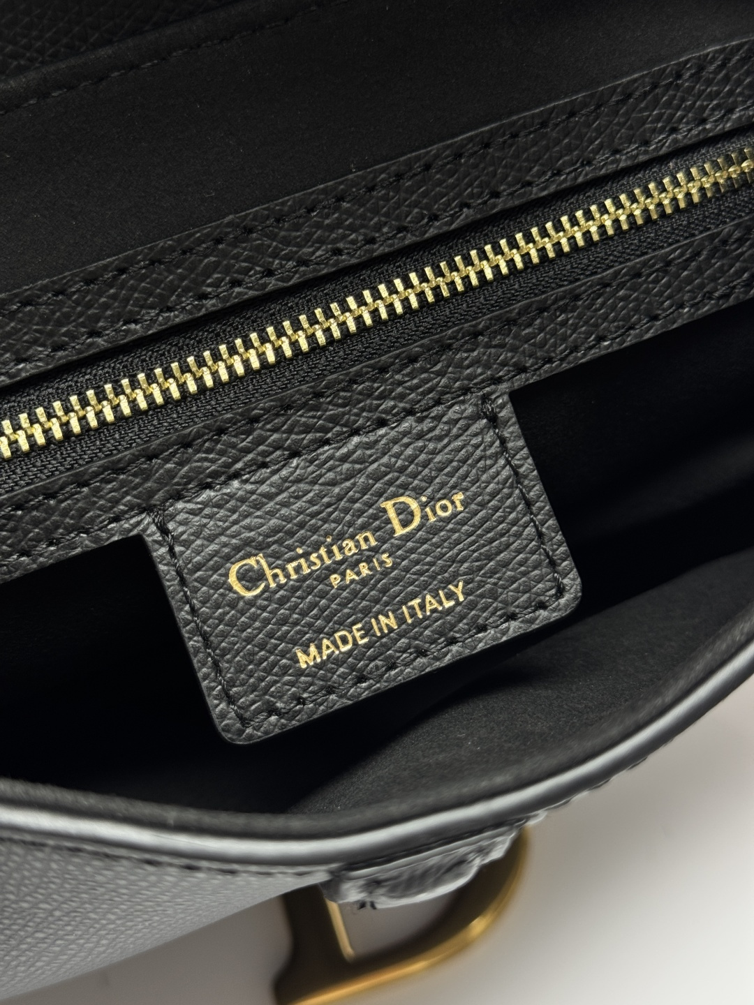 Dior 高仿馬鞍包 經典黑色粒面皮革單肩包百搭斜背設計款| 8 Dior 高仿馬鞍包 經典黑色粒面皮革單肩包百搭斜背設計款
