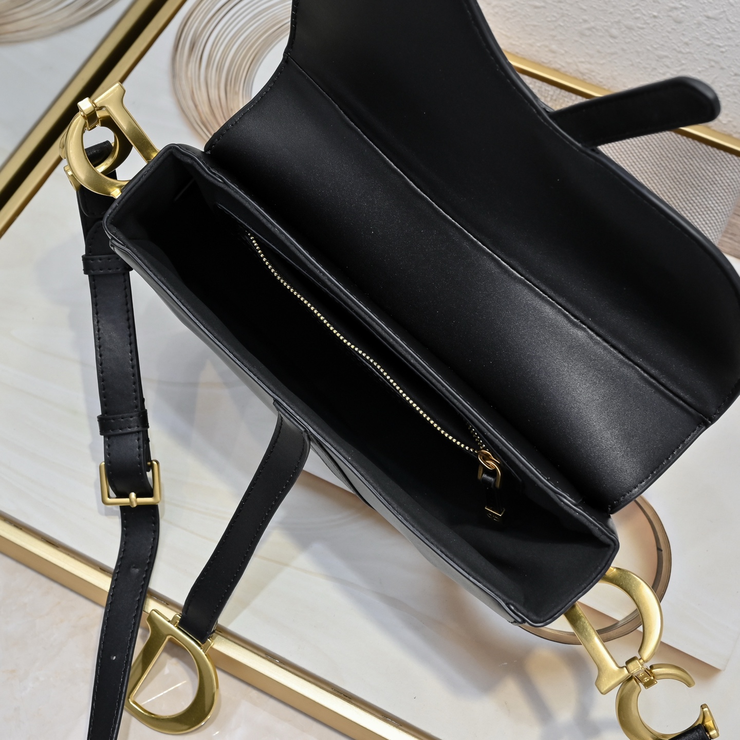 Dior 一比一馬鞍包 經典黑色光滑皮革單肩斜背包極簡高級款| 7 Dior 一比一馬鞍包 經典黑色光滑皮革單肩斜背包極簡高級款