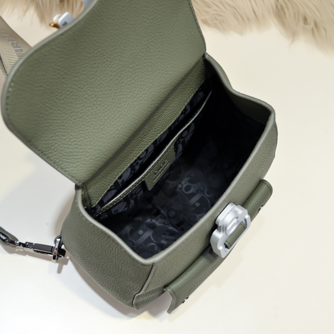 Dior 一比一 Safari軍綠斜背包經典翻蓋男士包款| 7 Dior 一比一 Safari軍綠斜背包經典翻蓋男士包款