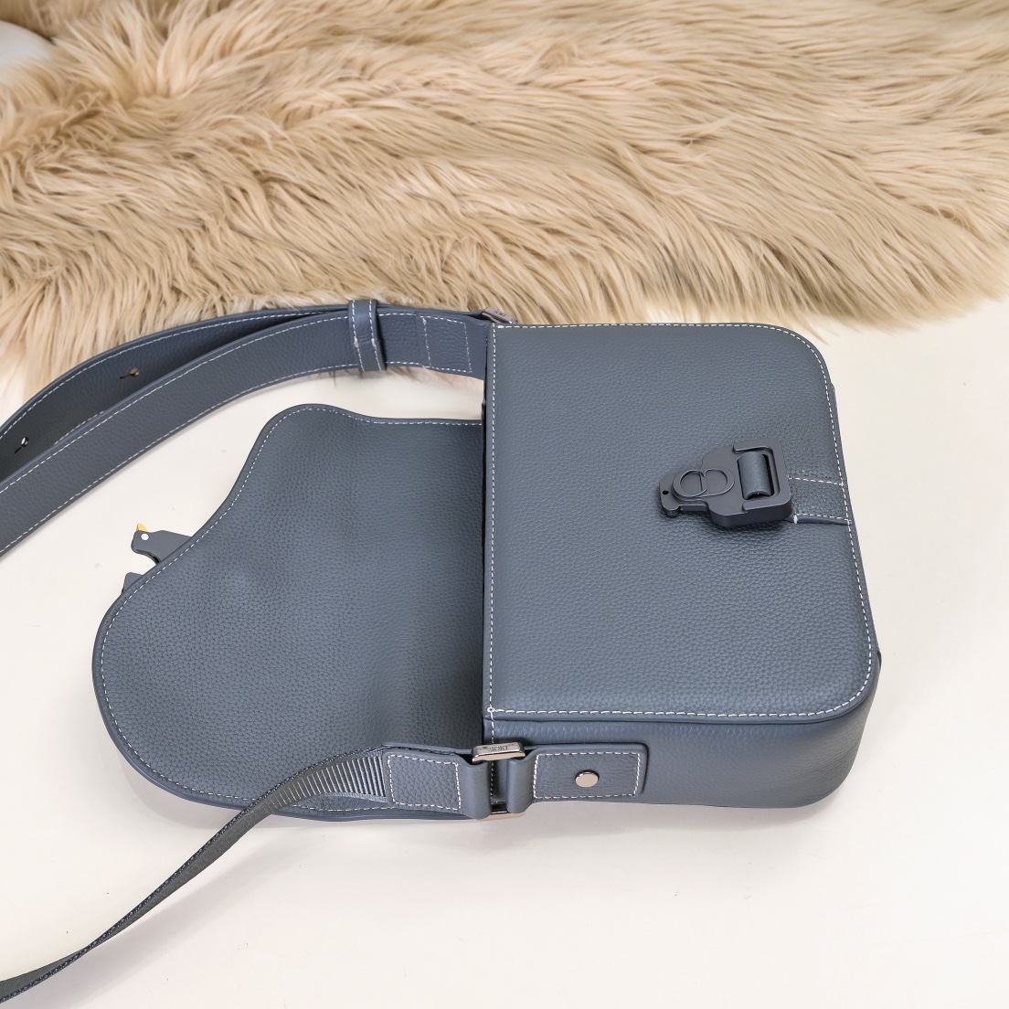 Dior 高仿 Safari灰藍粒面皮革斜背包精品男包| 9 Dior 高仿 Safari灰藍粒面皮革斜背包精品男包