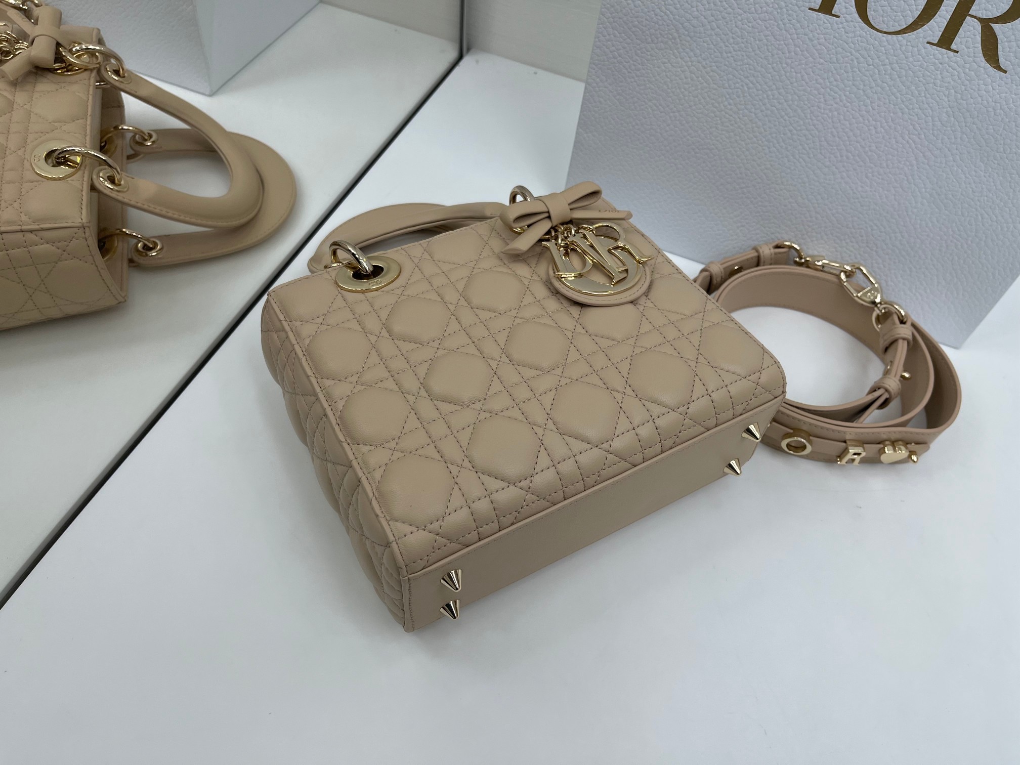 高仿Dior Lady Dior奶茶色藤格紋戴妃包女士手提斜挎包| 11 高仿Dior Lady Dior奶茶色藤格紋戴妃包女士手提斜挎包