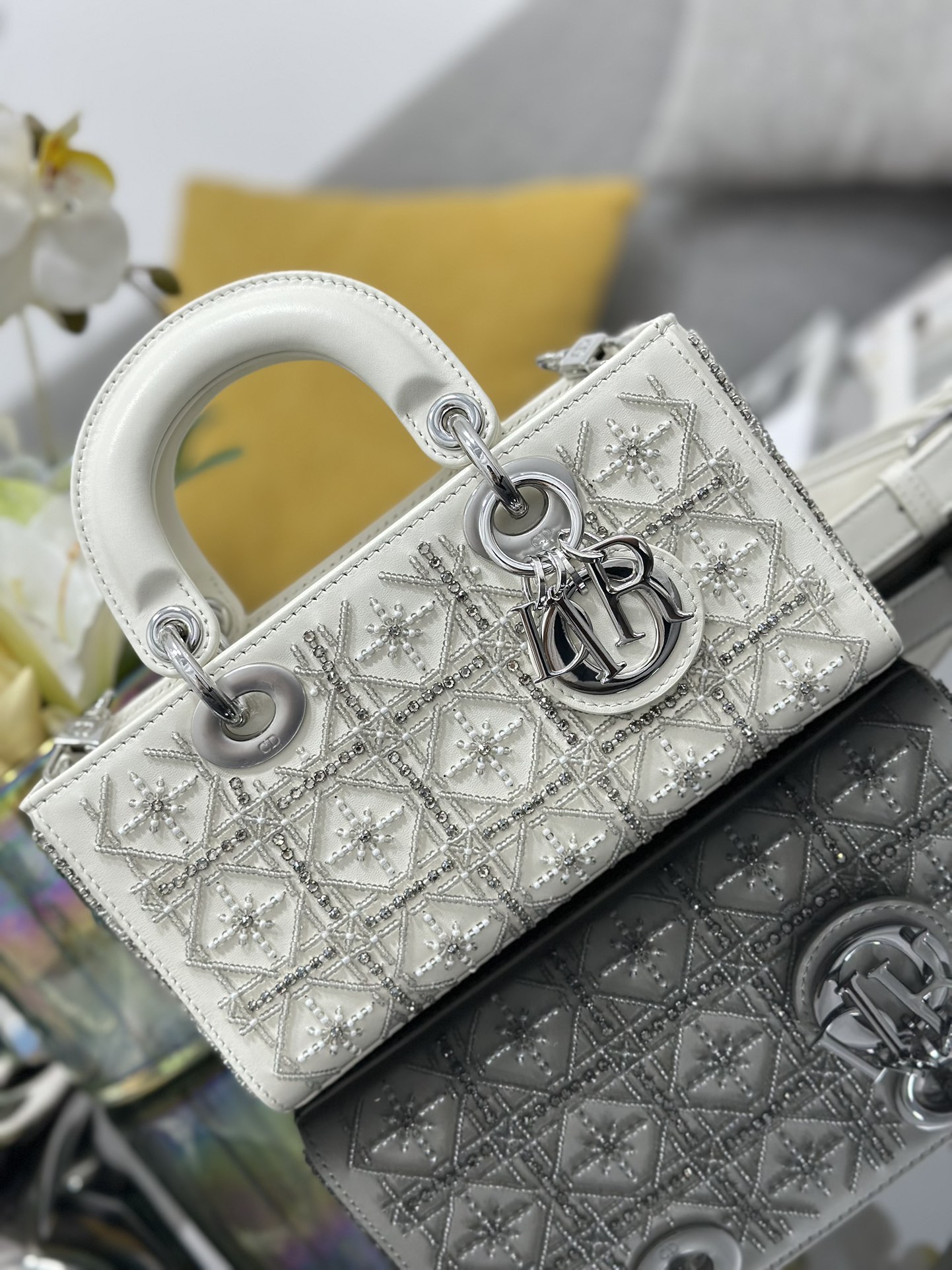 高仿Dior Lady Dior銀白刺繡戴妃包迷你鏈條女包| 11 高仿Dior Lady Dior銀白刺繡戴妃包迷你鏈條女包