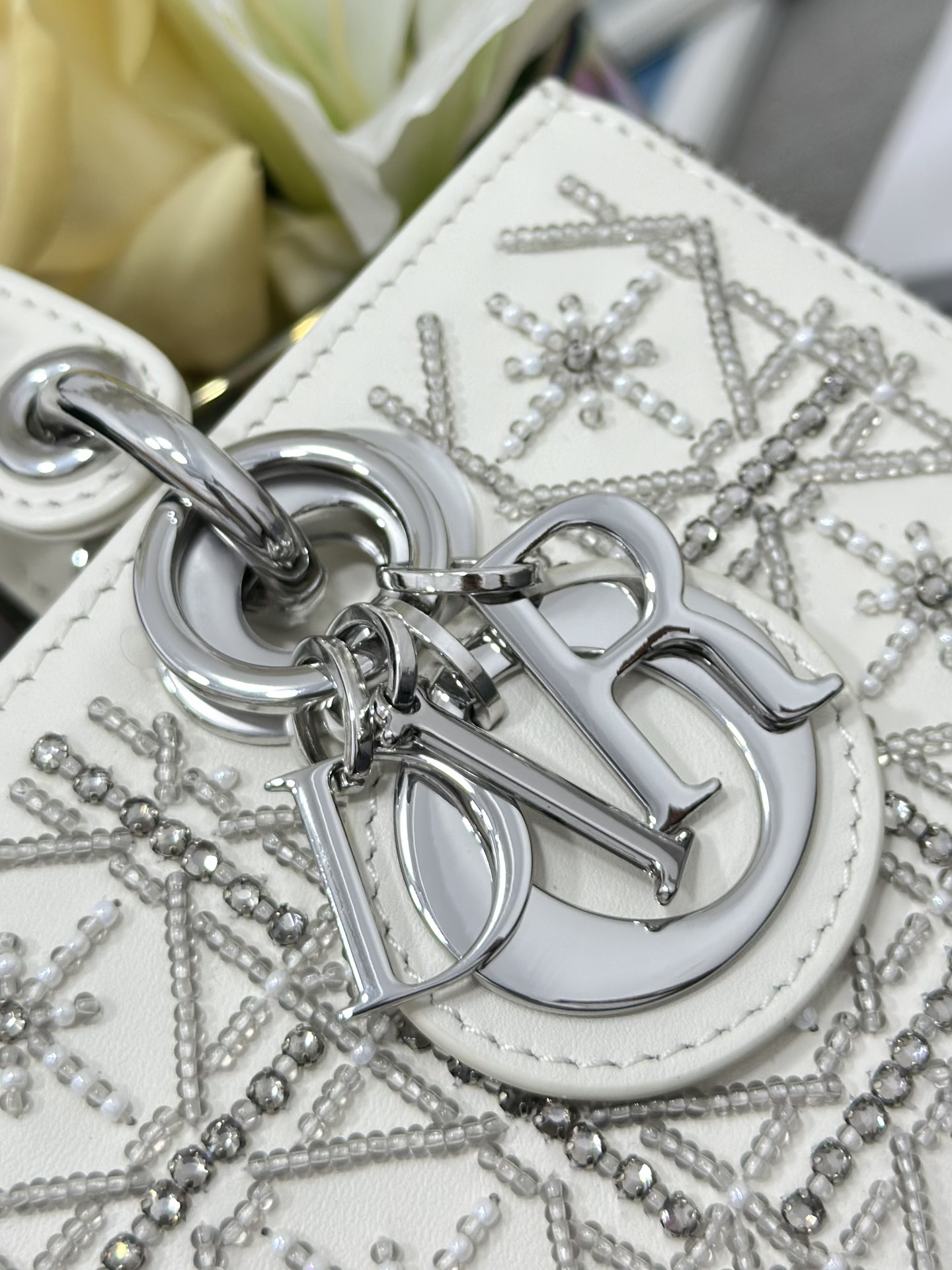高仿Dior Lady Dior銀白刺繡戴妃包迷你鏈條女包| 10 高仿Dior Lady Dior銀白刺繡戴妃包迷你鏈條女包