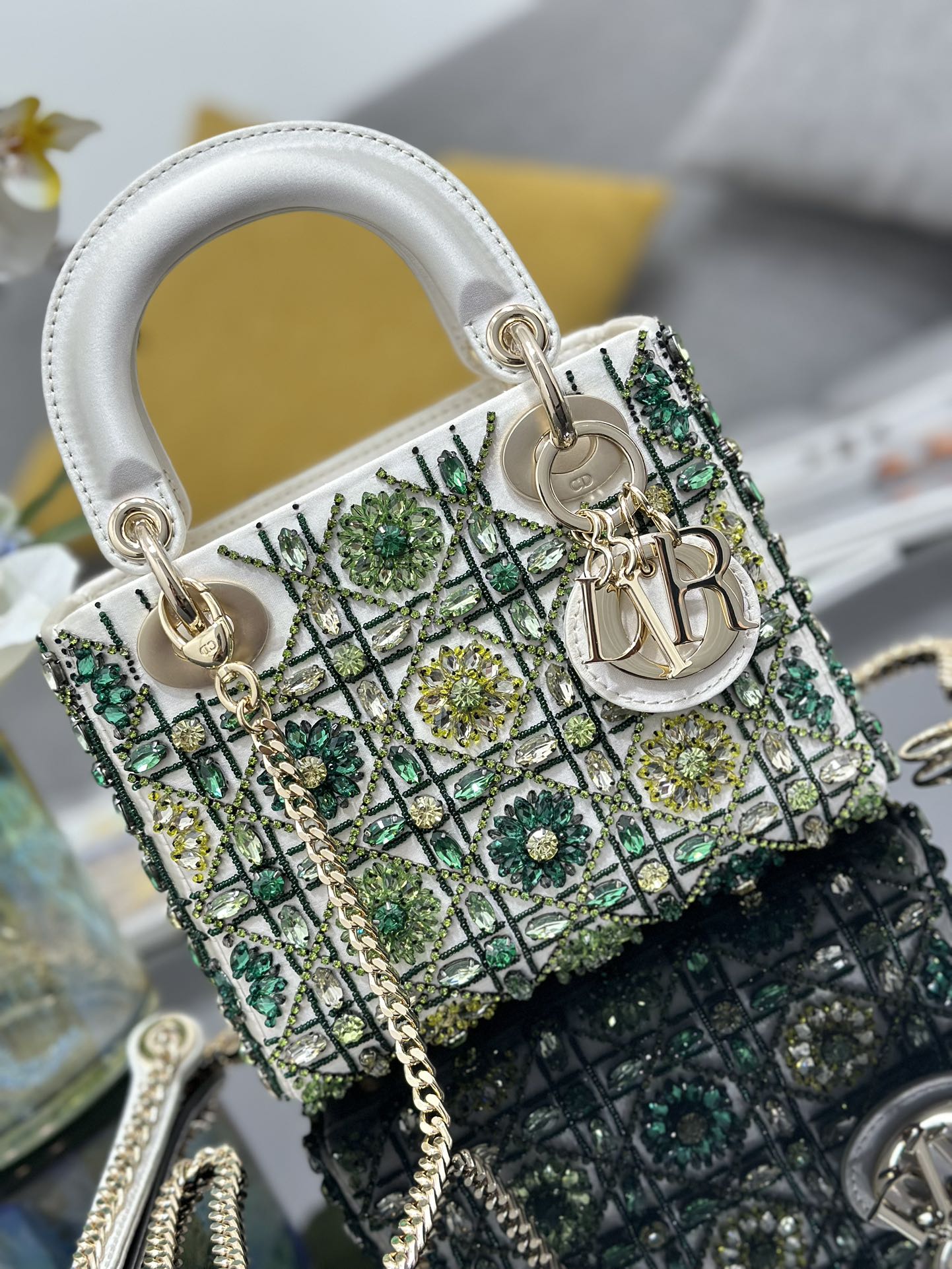 高仿Dior Lady Dior綠色寶石刺繡迷你戴妃包鏈條女包| 11 高仿Dior Lady Dior綠色寶石刺繡迷你戴妃包鏈條女包