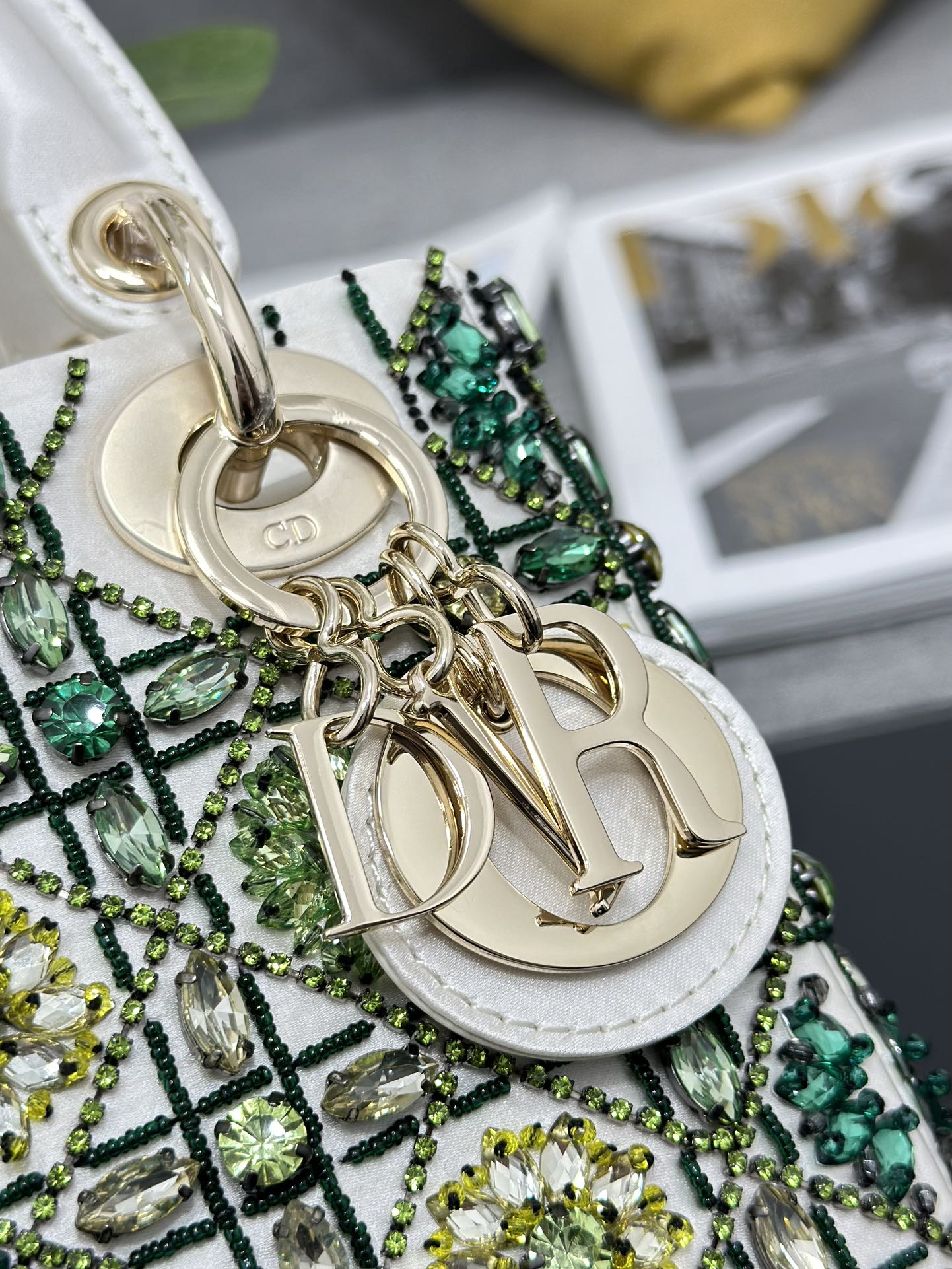高仿Dior Lady Dior綠色寶石刺繡迷你戴妃包鏈條女包| 10 高仿Dior Lady Dior綠色寶石刺繡迷你戴妃包鏈條女包