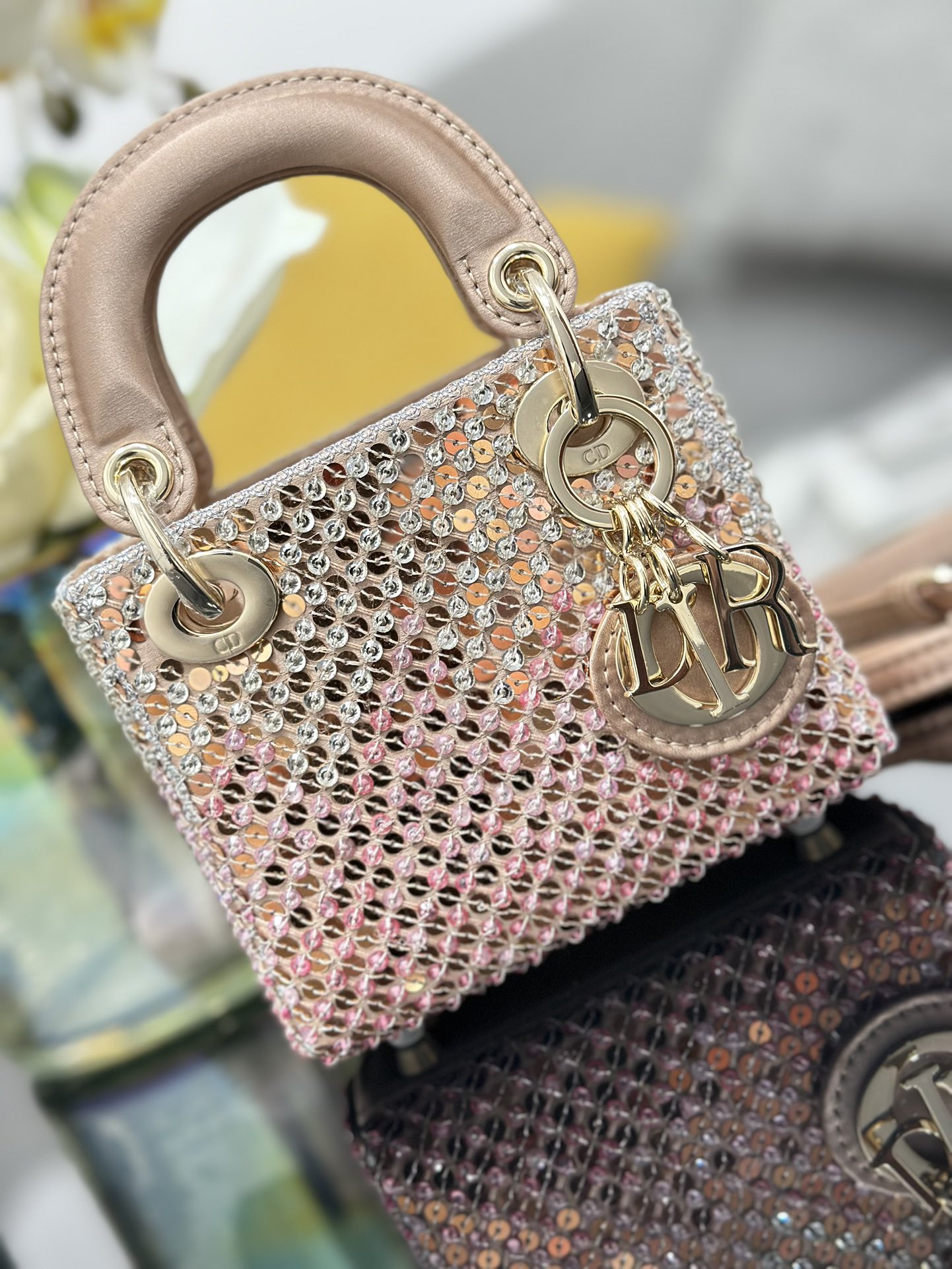 高仿Dior Lady Dior亮片迷你包 粉金色時尚手提包| 14 高仿Dior Lady Dior亮片迷你包 粉金色時尚手提包