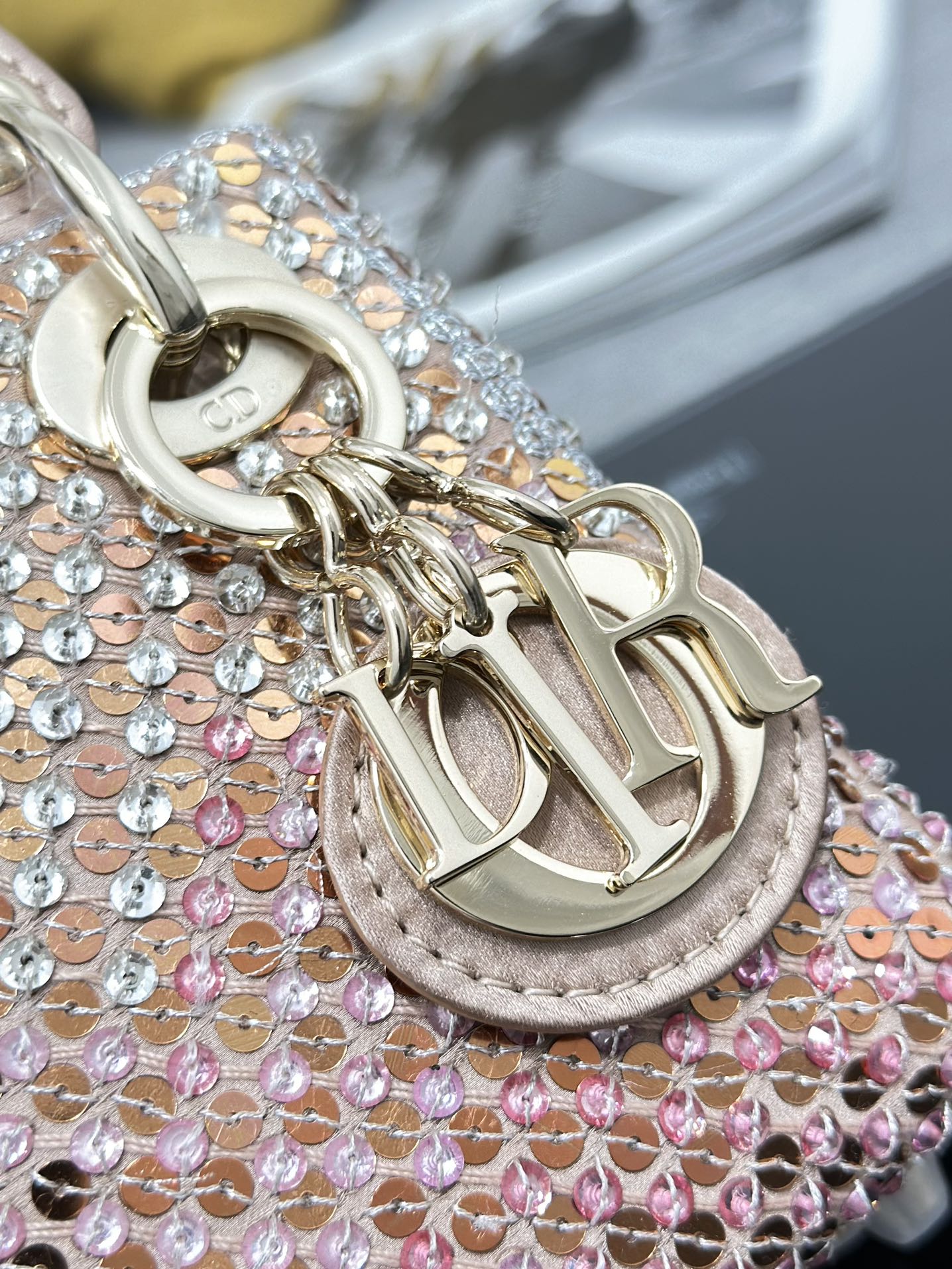 高仿Dior Lady Dior亮片迷你包 粉金色時尚手提包| 13 高仿Dior Lady Dior亮片迷你包 粉金色時尚手提包